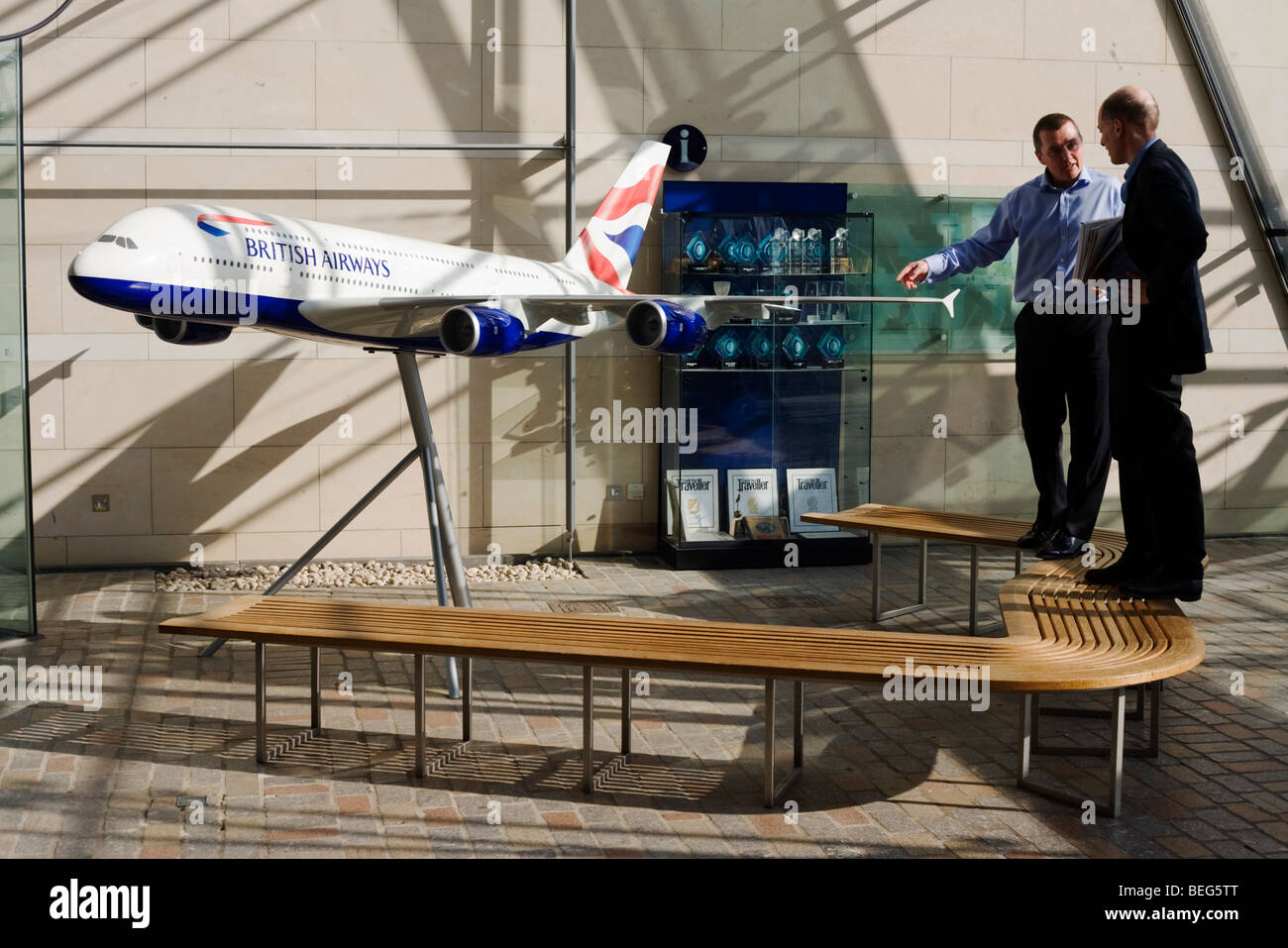 British Airways Chairman, zeigt Willie Walsh Schriftsteller Alain de Botton ihre A380-Modell bei der Firma Waterside corporate HQ Stockfoto