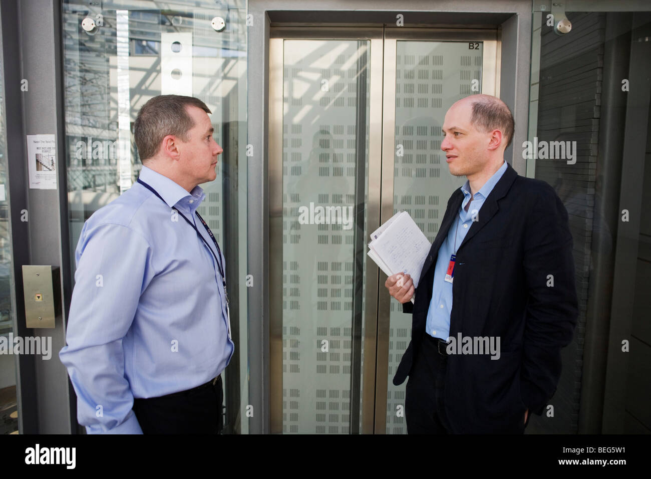 British Airways-Vorsitzende, seine Willie Walsh im Interview mit Alain de Botton bei der Firma Waterside corporate HQ Stockfoto