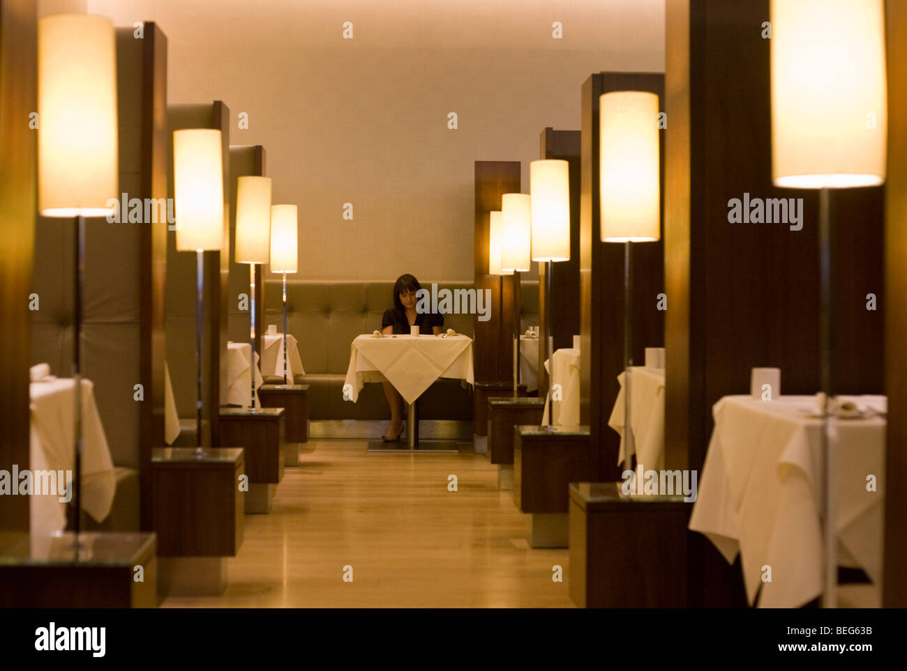 Lady Passagier am Flughafen Heathrow terminal 5 Probenahme Concorde der British Airways First Class Restaurant Speisen. Stockfoto