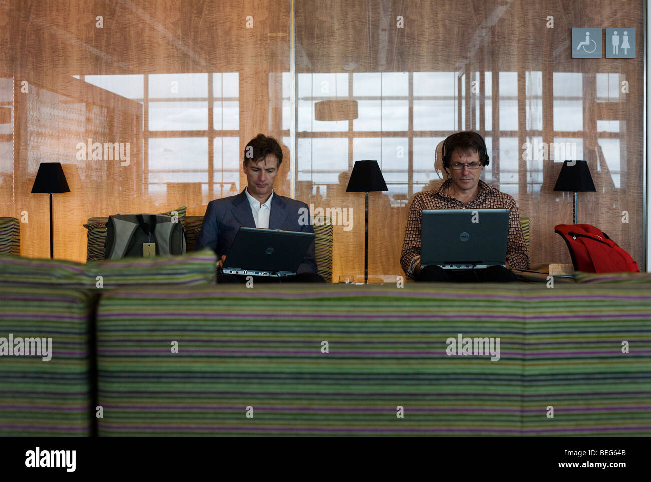 In der British Airways Galleries First Lounge am Flughafen Heathrow Terminal 5 arbeiten Passagiere auf identische DELL laptops Stockfoto