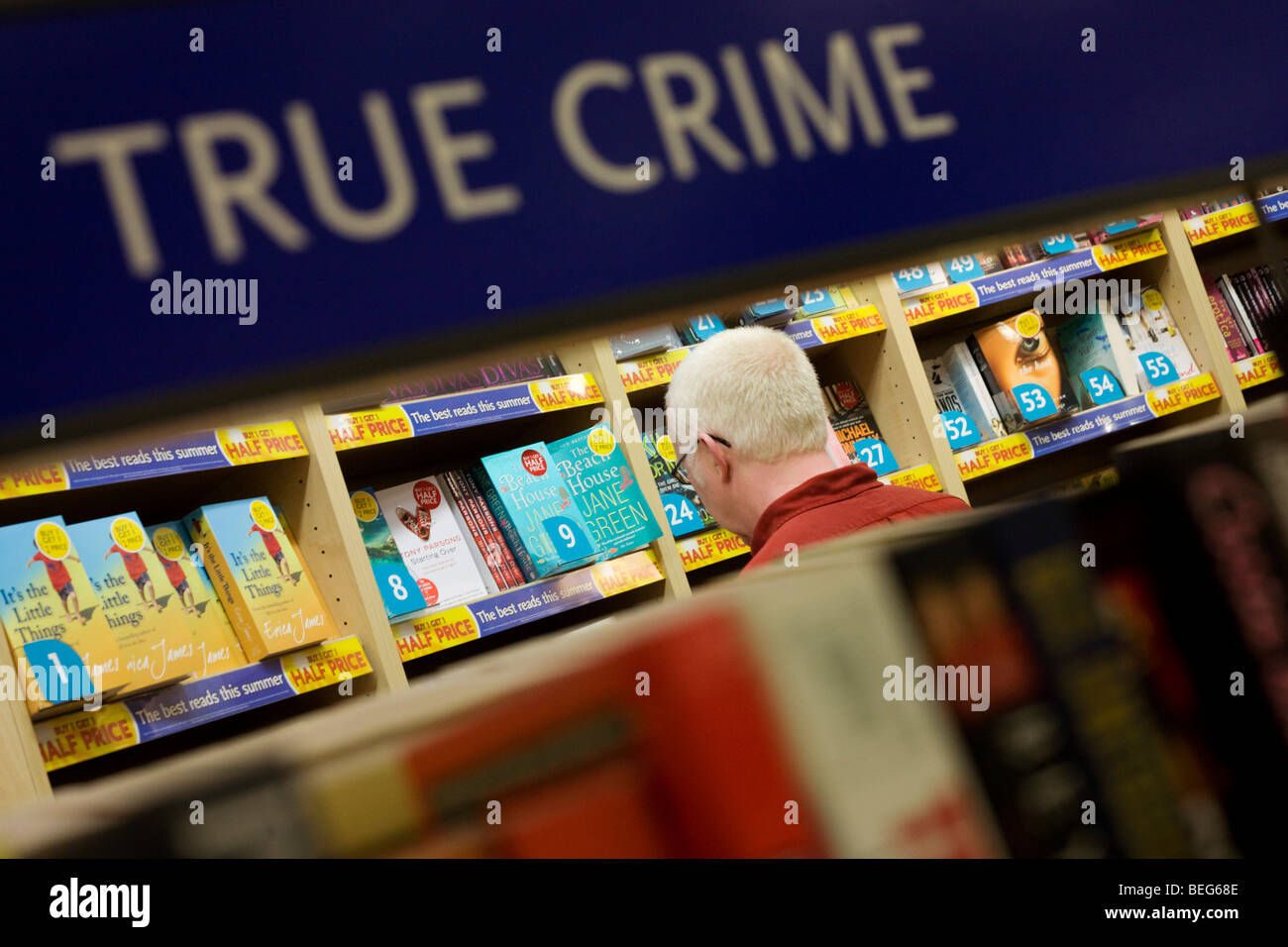 WH Smiths wahre Verbrechen und Horror Literatur auf Verkauf im Abflugbereich Einkaufsmeile der Flughafen Heathrow Terminal 5. Stockfoto