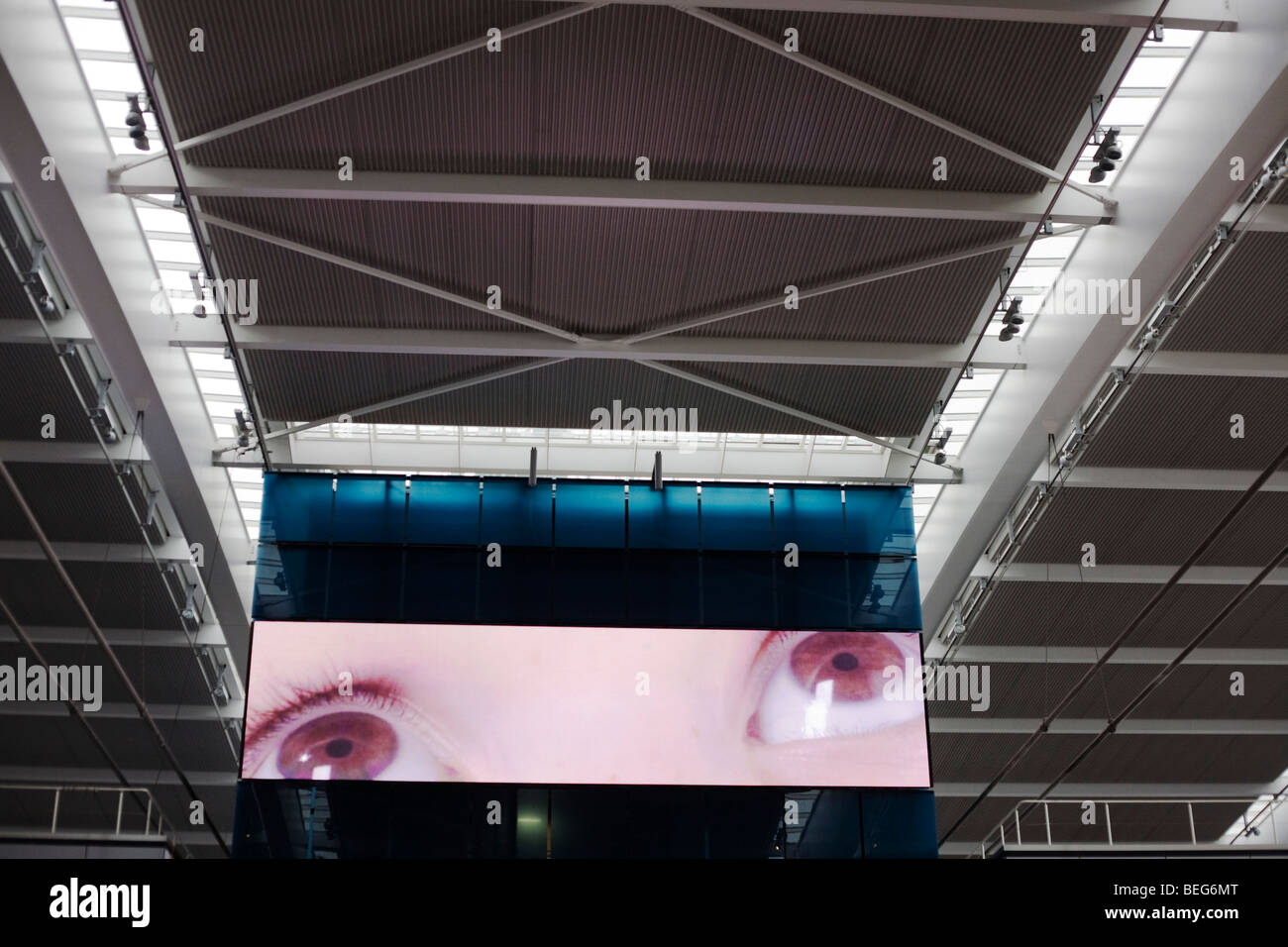 Großbildschirm Augen sehen Upwads in Richtung Dacharchitektur in der Abflughalle am Flughafen Heathrow terminal 5. Stockfoto