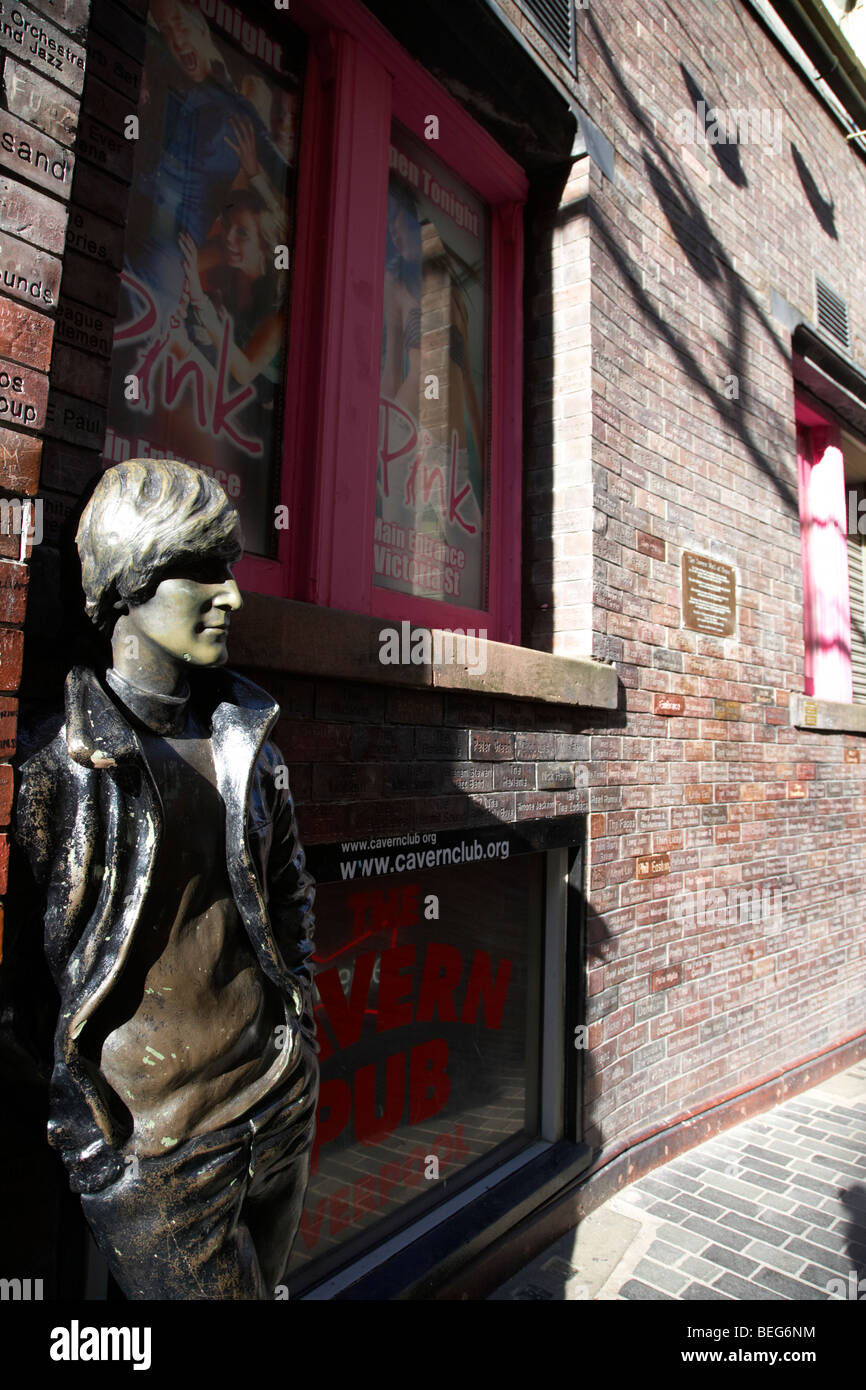 der John Lennon-Statue und Höhle Wand des Ruhmes in der Mathew Street in Liverpool Stadtzentrum Geburtsort der Beatles Merseyside Stockfoto
