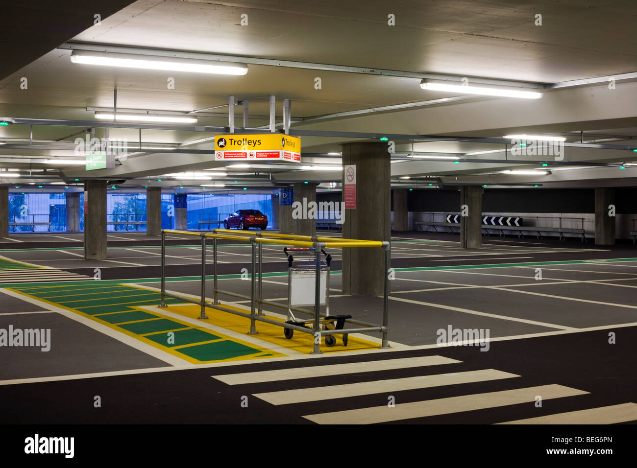 Leeren Parkplatz Architektur am Heathrow terminal 5. Stockfoto