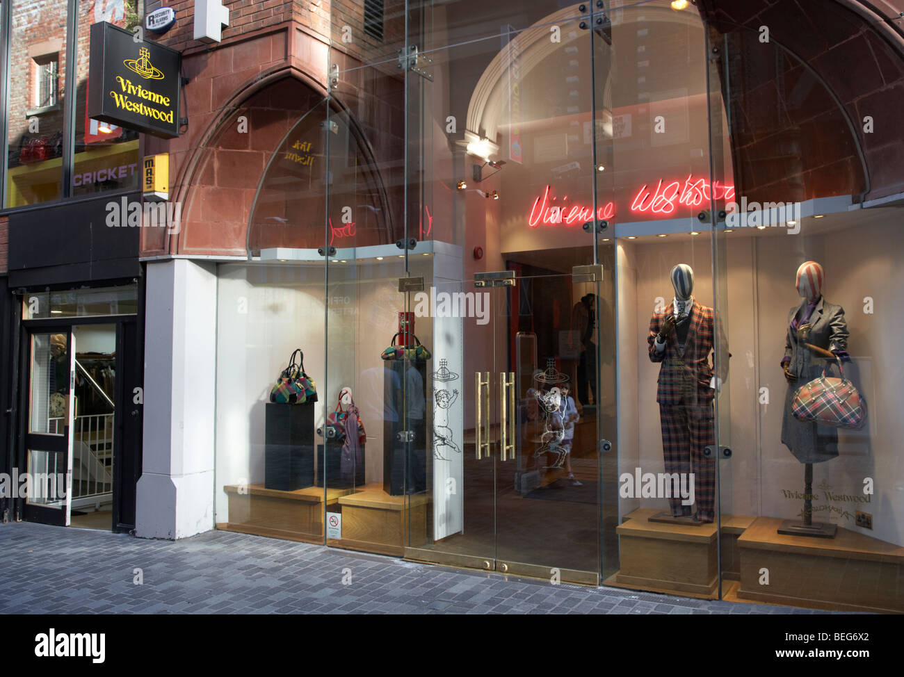 Vivienne Westwood-Designer-Kleidung zu speichern in der Mathew Street in Liverpool Stadtzentrum Stockfoto