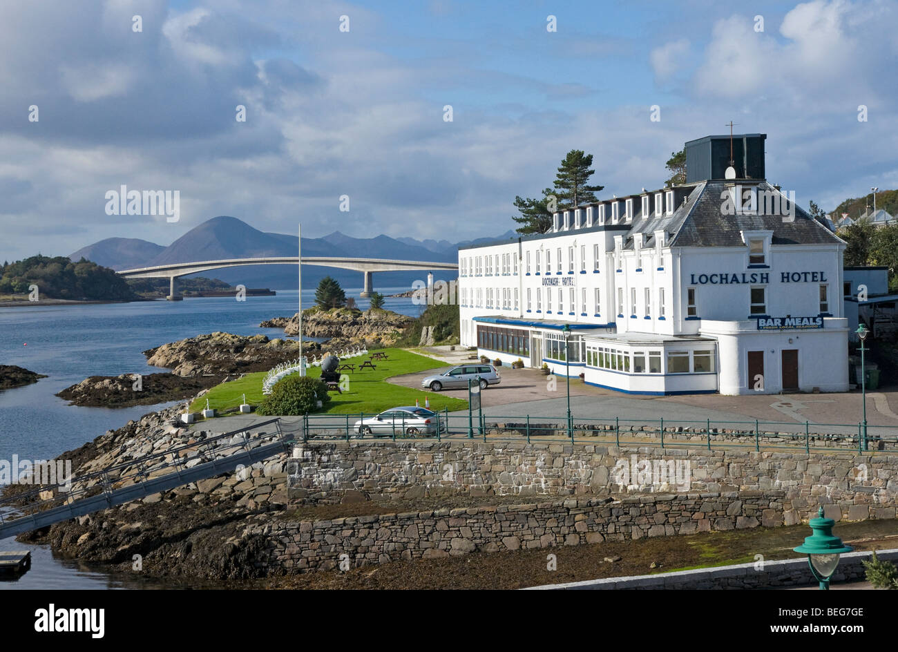 Die Skye Road Bridge mit den Cullins Hügeln hinter und Lochalsh Hotel direkt am Hafen von Kyle of Lochalsh in Schottland Stockfoto