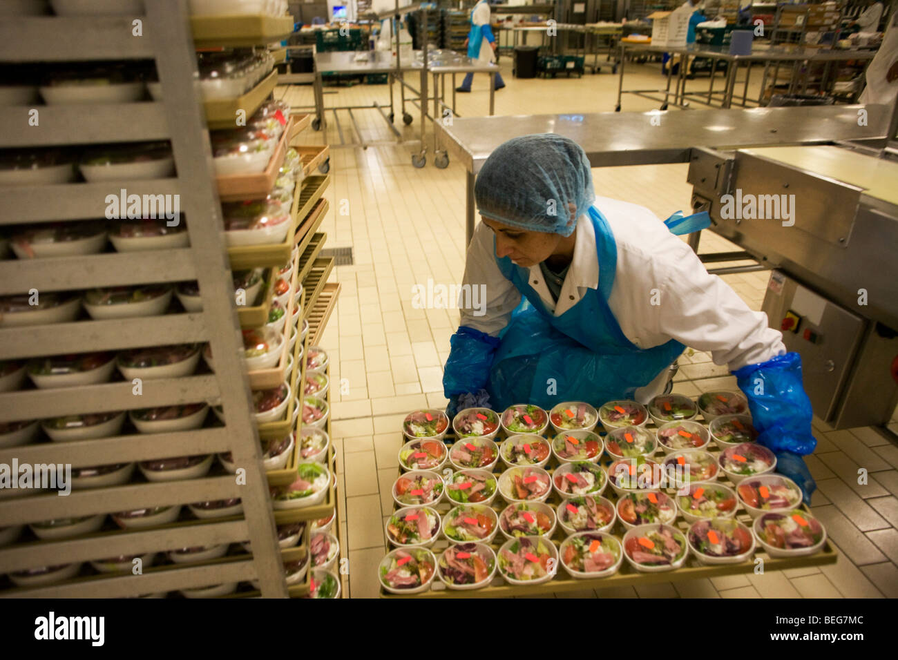 Eine Arbeitnehmerin bereitet Salate von Gate Gourmet am Flughafen Heathrow für Airline Mahlzeiten bestimmt. Stockfoto