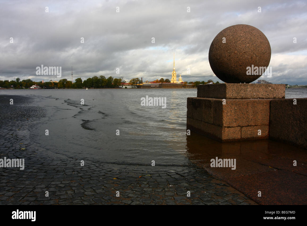 STS Peter & -Paul-Kathedrale, Sankt Petersburg, Granit-Kugel "Strelka" Vasilievskogo Insel Stockfoto