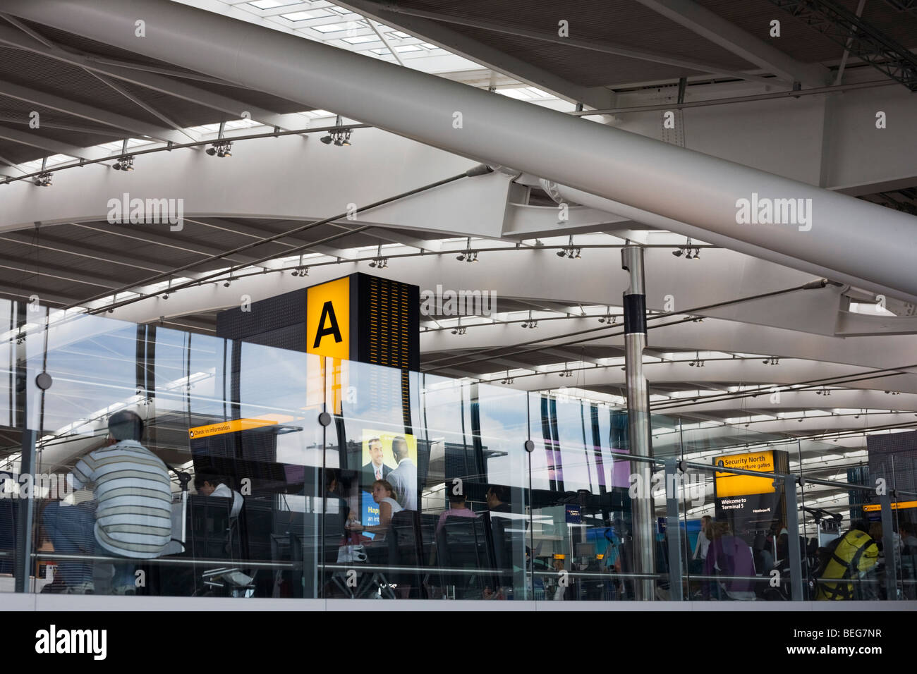 Innere des Heathrow Terminal 5 Abfahrten Halle und 50 Tonnen Sparren machen T5 das größte freistehende Gebäude im Königreich Stockfoto