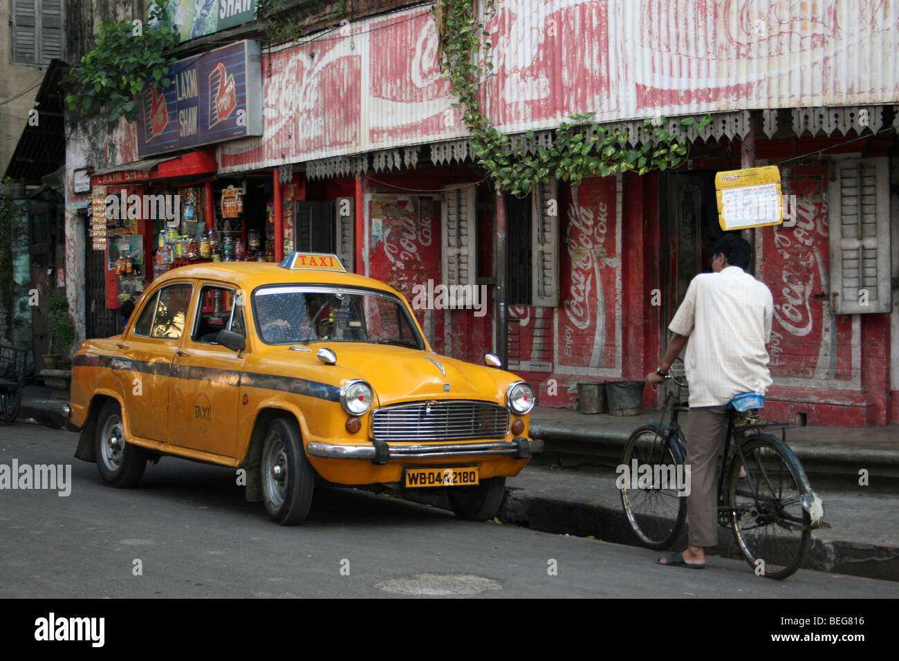Typisch indischen Straßenszene mit gelben Botschafter Taxi Stockfoto