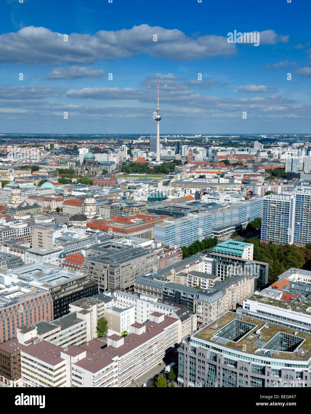 Blick auf Skyline von Berlin mit Fernsehturm oder Fernsehturm am Alexanderplatz in Deutschland nach hinten Stockfoto