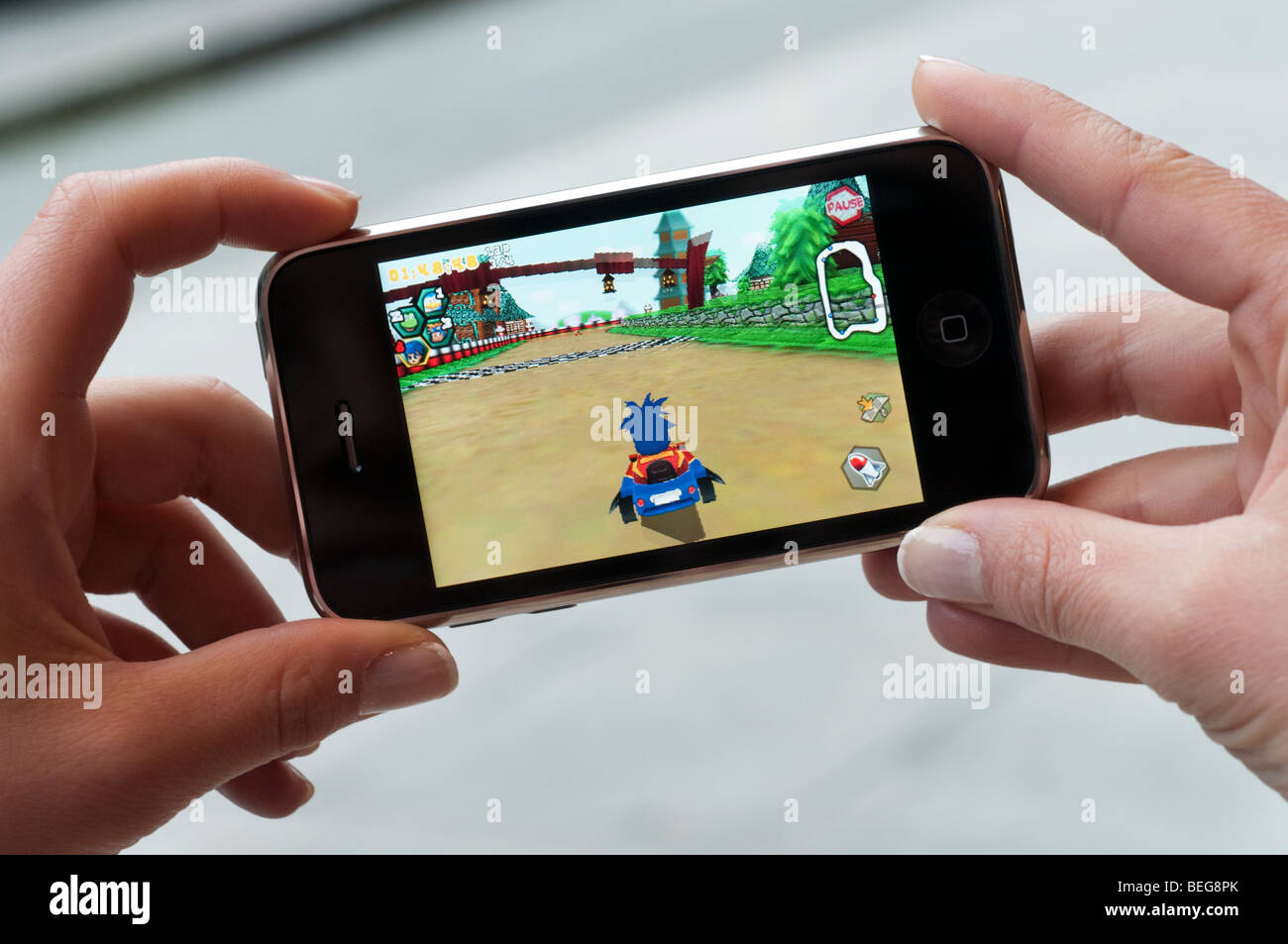 Spielen Rennspiel auf dem Apple iPhone Stockfoto
