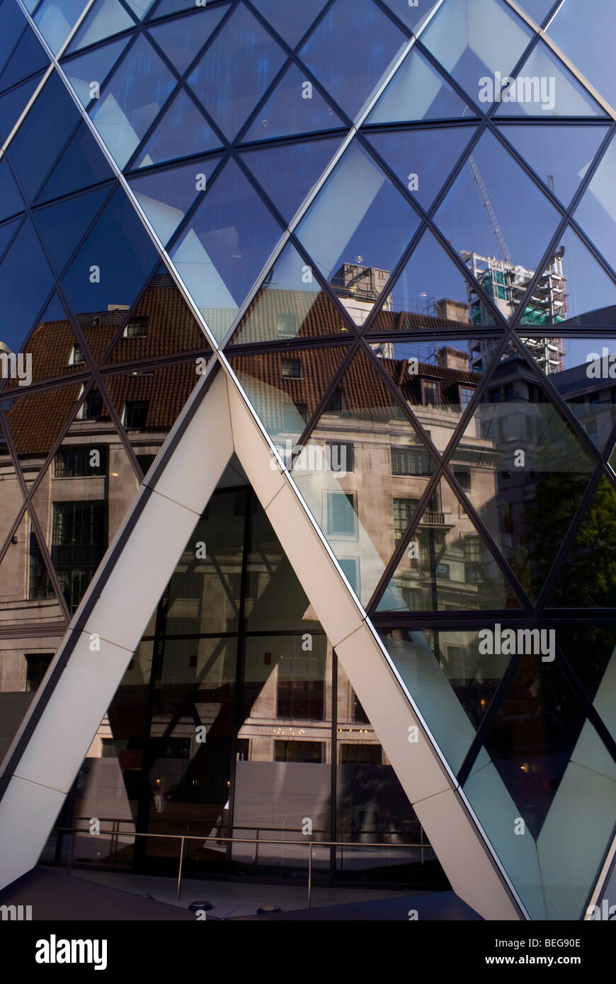 Reflexionen im Glas von 30 St Mary Axe (andernfalls bekannt als die Gurke-Gebäude), im Zentrum von London Stockfoto