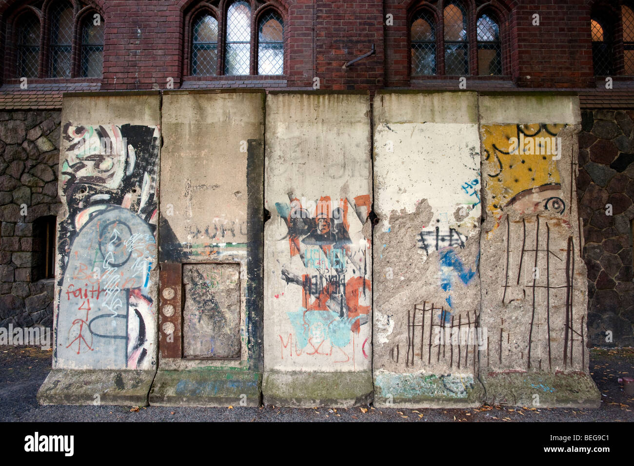 Abschnitt der Berliner Mauer vor Markisches Museum in Berlin Stockfoto