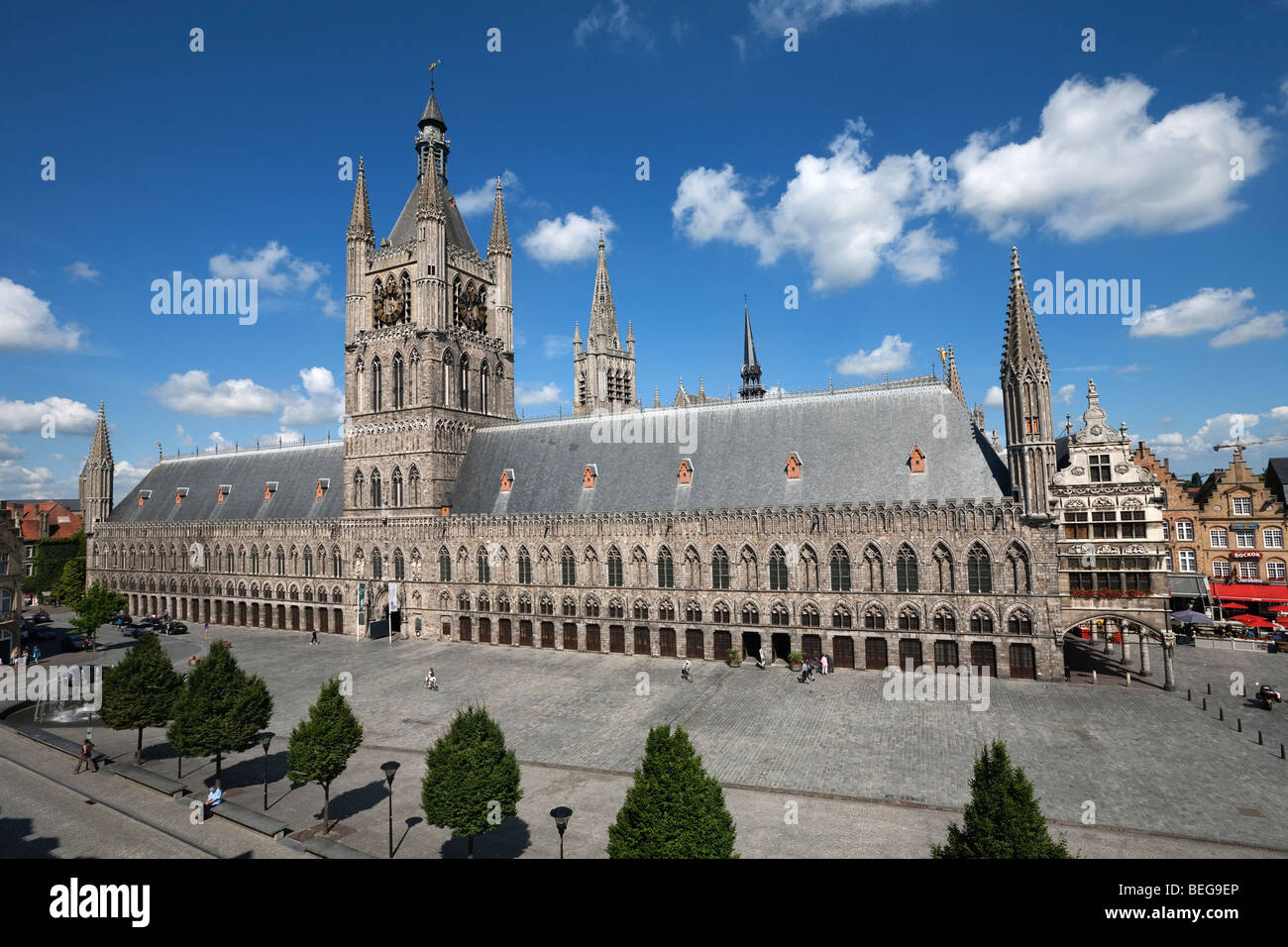 Die Tuchhallen in der Grote Markt Albert 1. Stockfoto