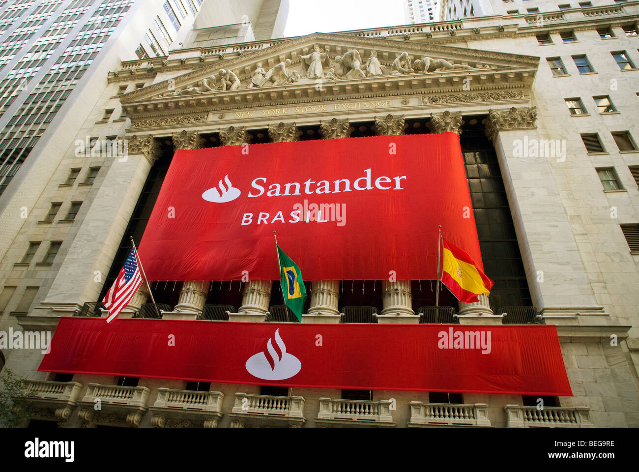 Ein Banner für Banco Santander deckt die Fassade von der New York Stock Exchange Stockfoto