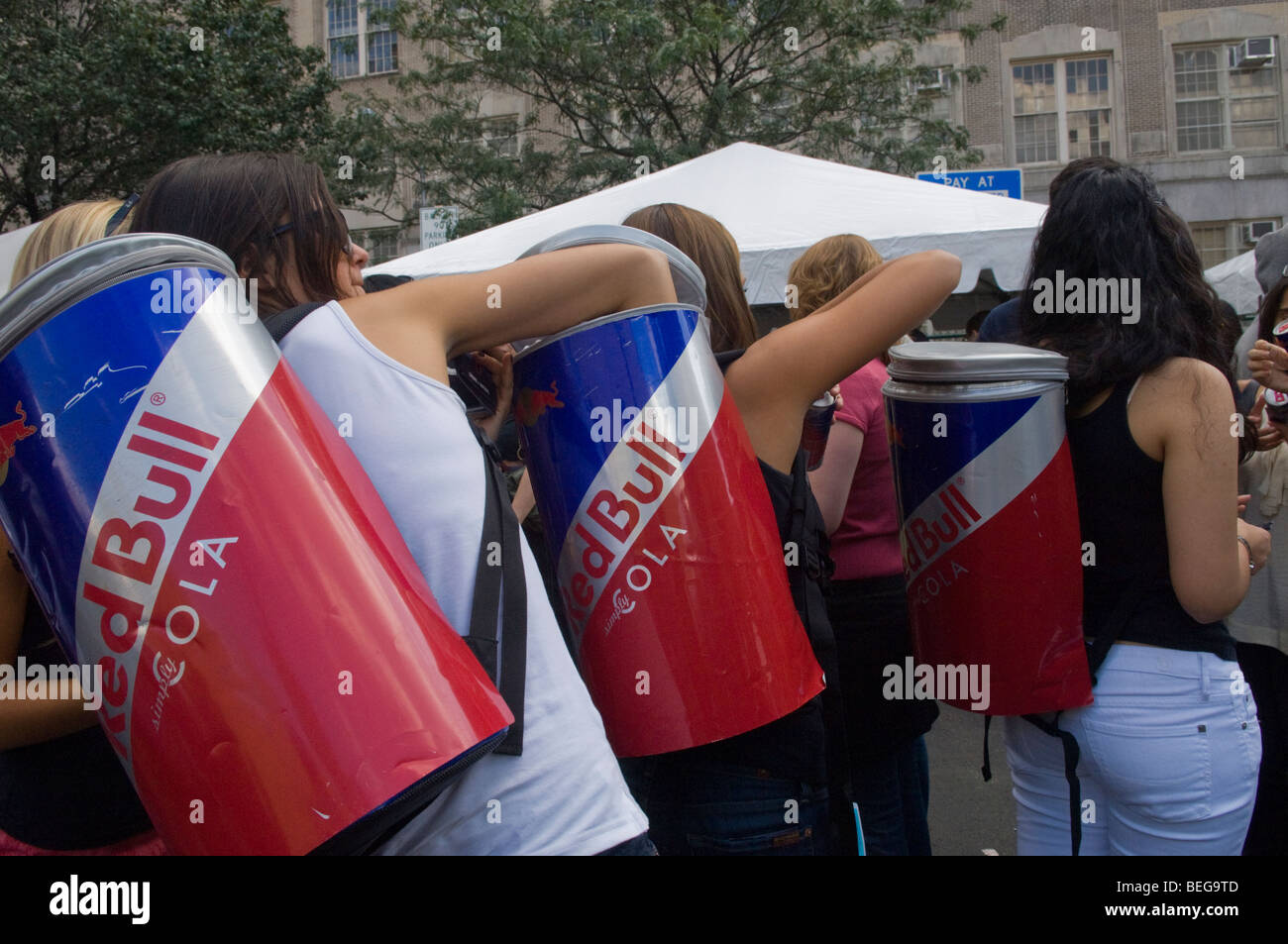 Red Bull-Mitarbeiter verteilen kostenlose Proben von Red Bull Cola im Rahmen einer Marketingaktion in New York Stockfoto