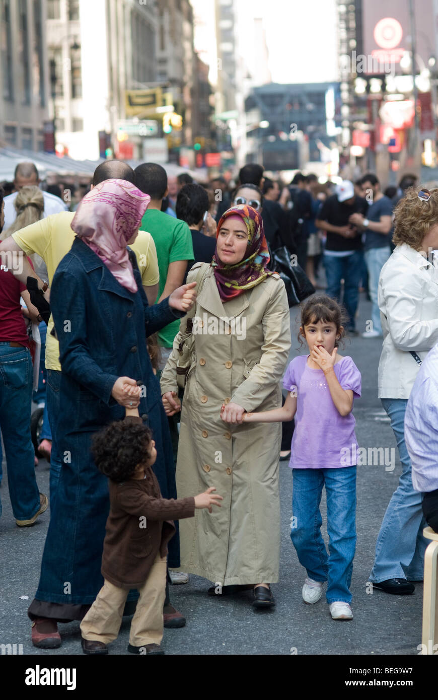 Türkisch-Amerikaner und Besucher genießen zeigt der türkischen Kultur auf dem großen Basar in der Stadt New York Stockfoto