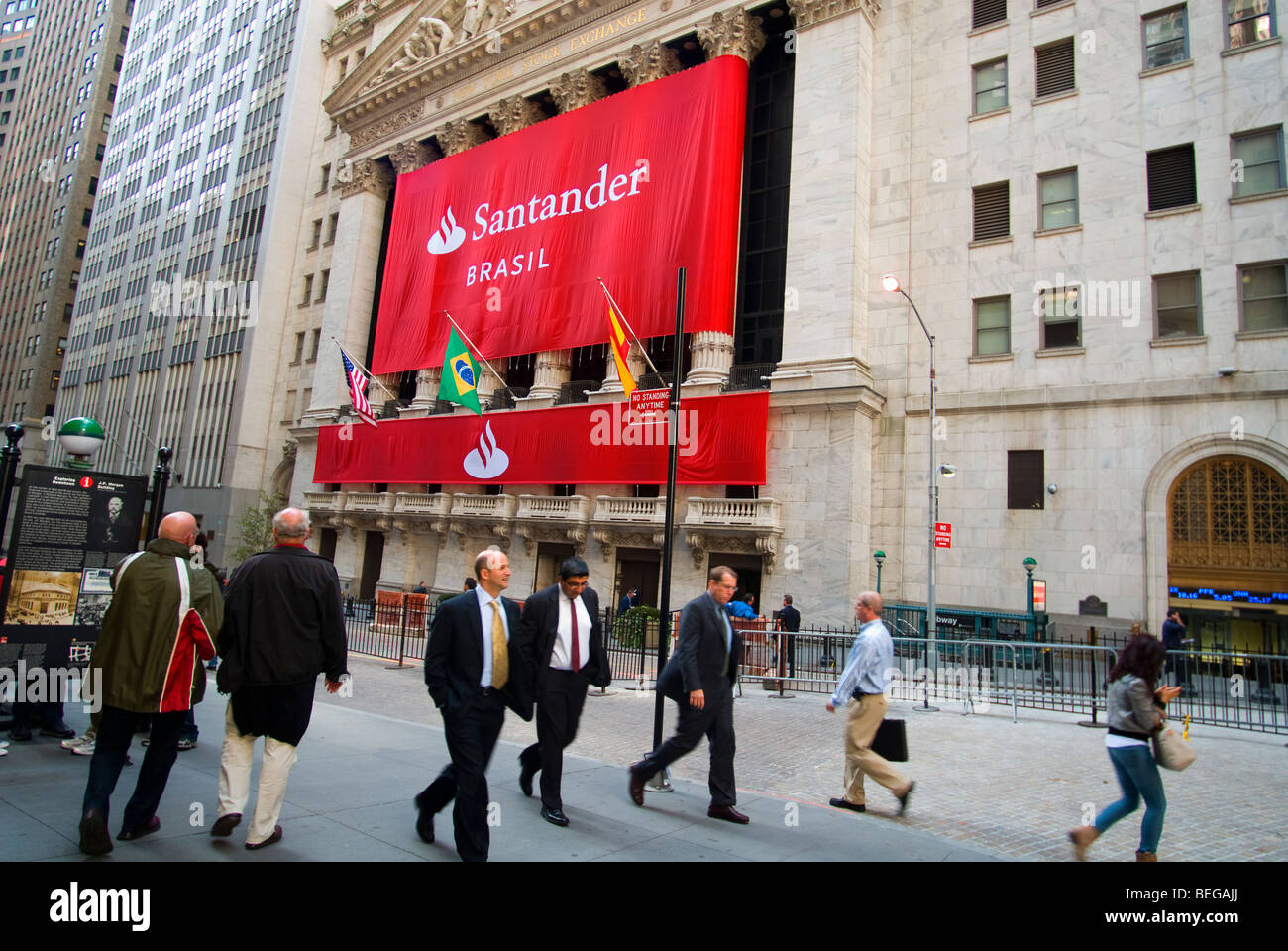 Ein Banner für Banco Santander deckt die Fassade von der New York Stock Exchange Stockfoto