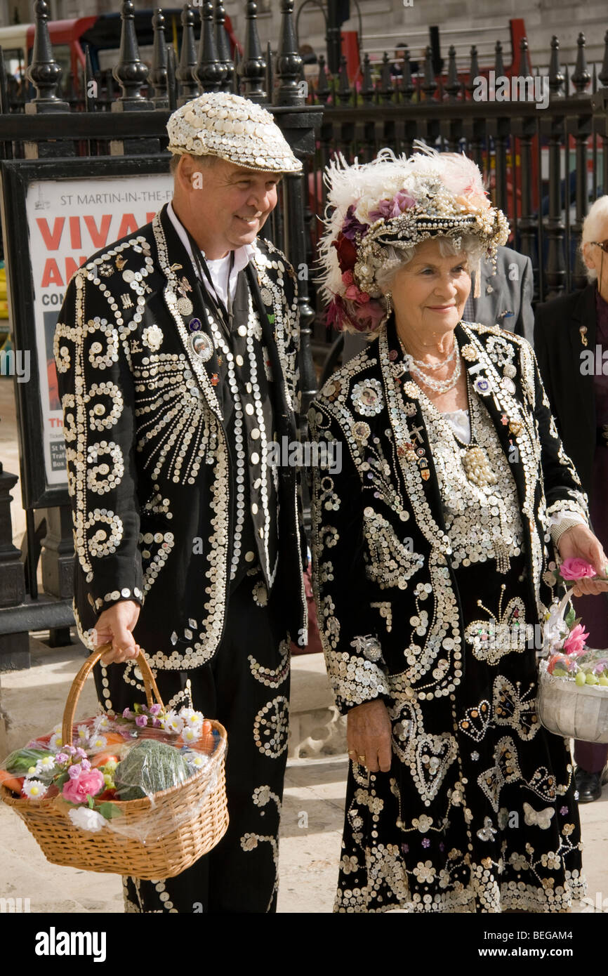 Pearly Könige, Königinnen, Prinzen und Prinzessinnen kommen für ihre jährliche Erntedankfest in St. Martin in the Fields, London Stockfoto