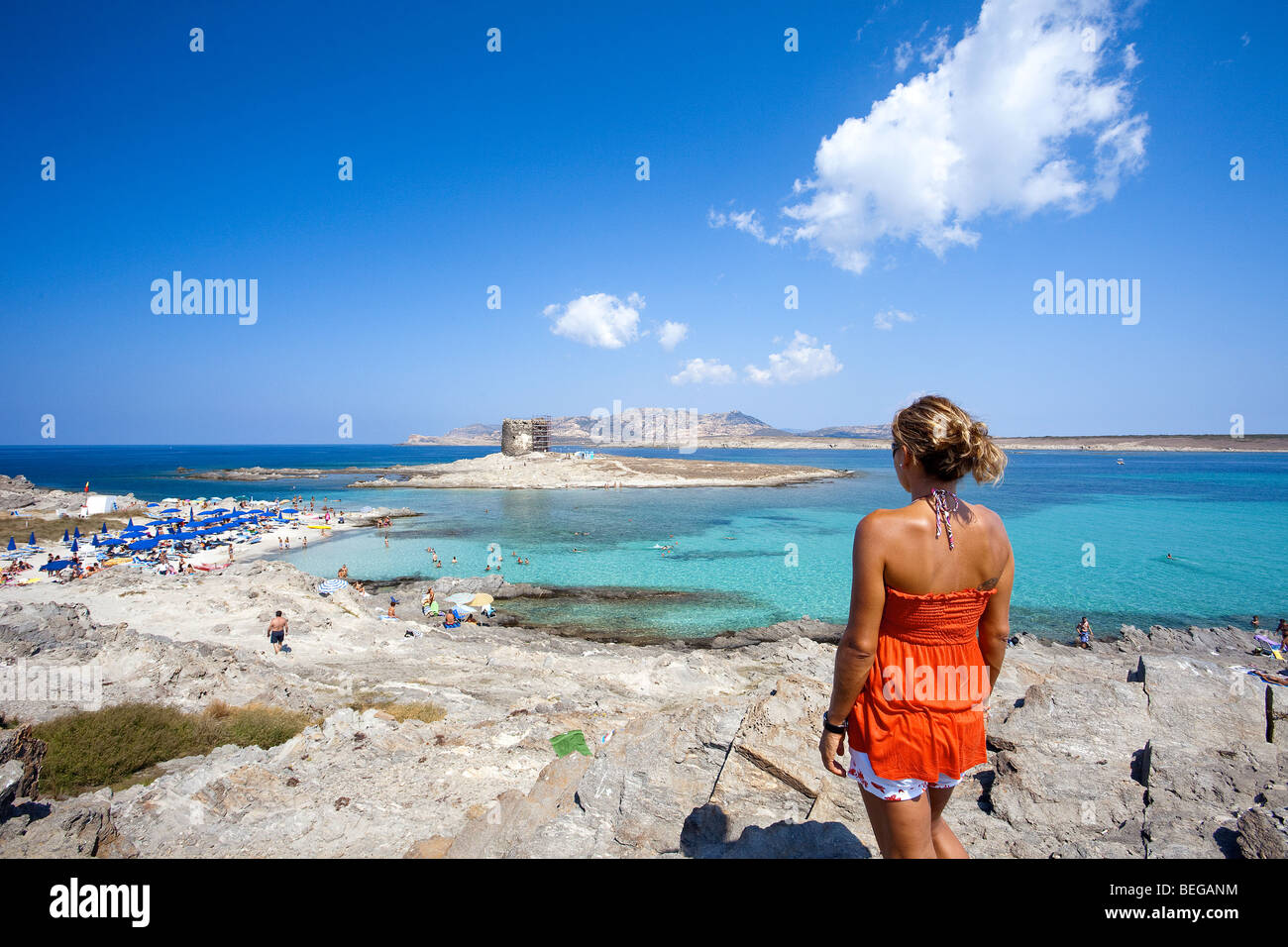 Stintino, La Pelosa Strand, Sardinien, Italien. Menschen im Meer baden. Stockfoto