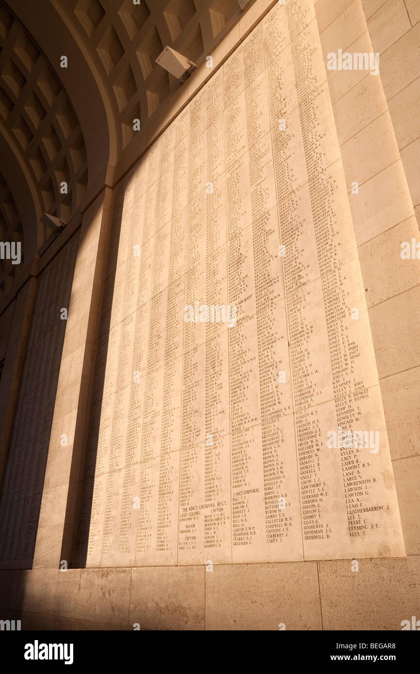 Liste der Namen der gefallenen britischen Soldaten im Menin Gate Memorial, mit Namen von 54896 Briten, die im Zweiten Weltkrieg 1 ohne bekannte Grab gestorben Stockfoto