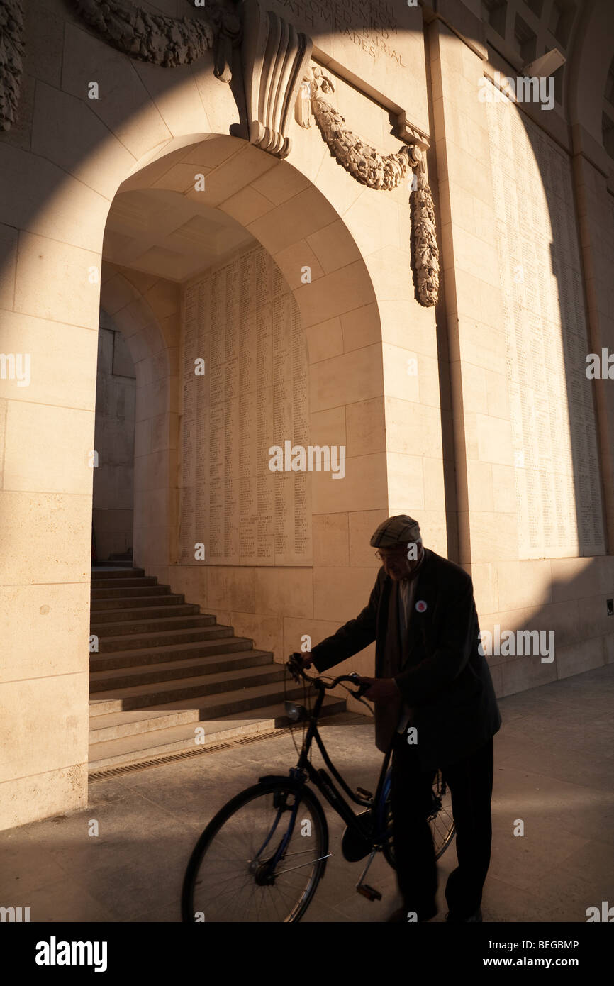 Alter Mann mit Fahrrad unter das Menentor Memorial. Stockfoto