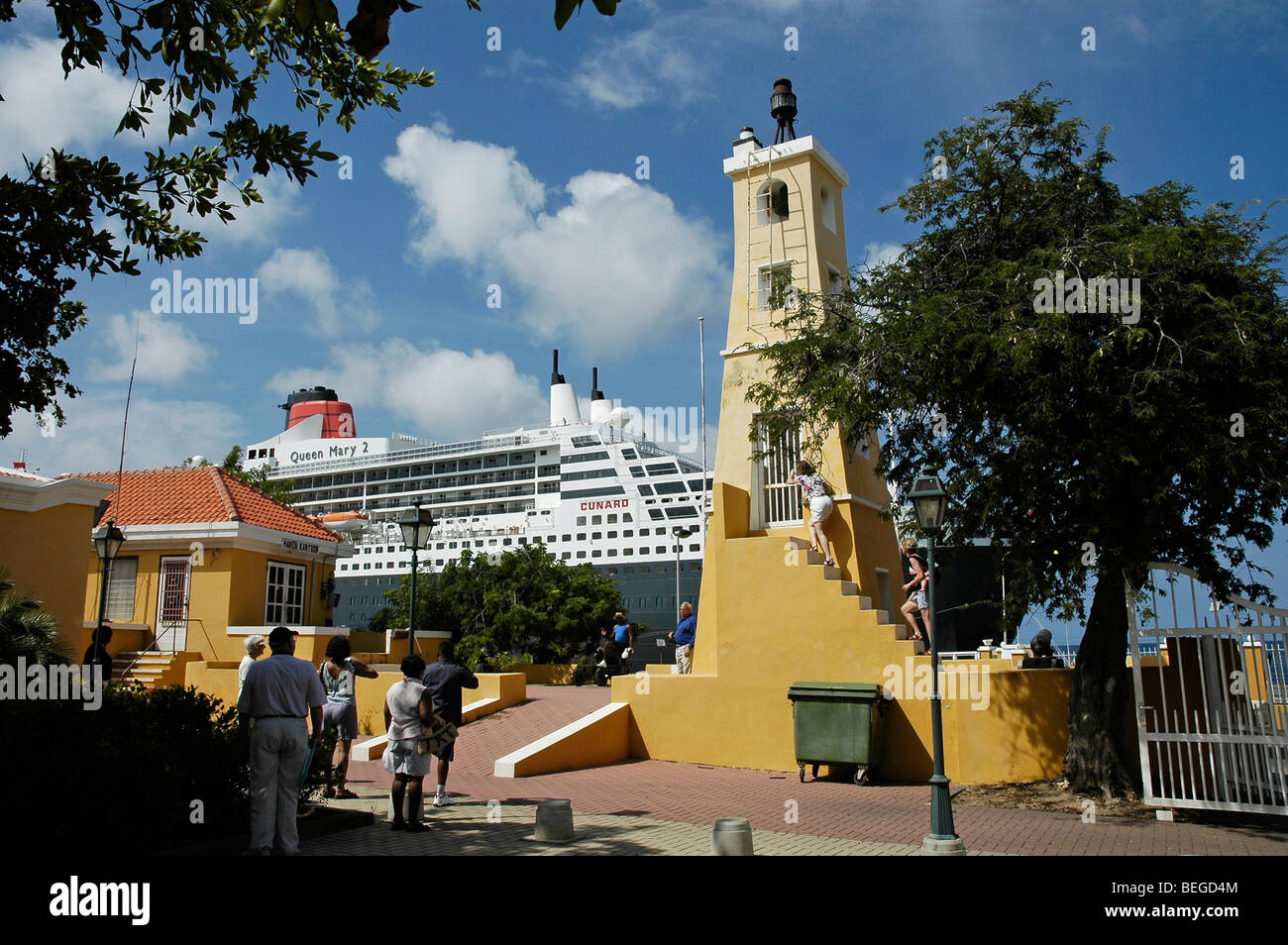 Die Queen Mary 2 Kreuzfahrtschiff angedockt in Bonaire, Niederländische Antillen, Karibik Stockfoto