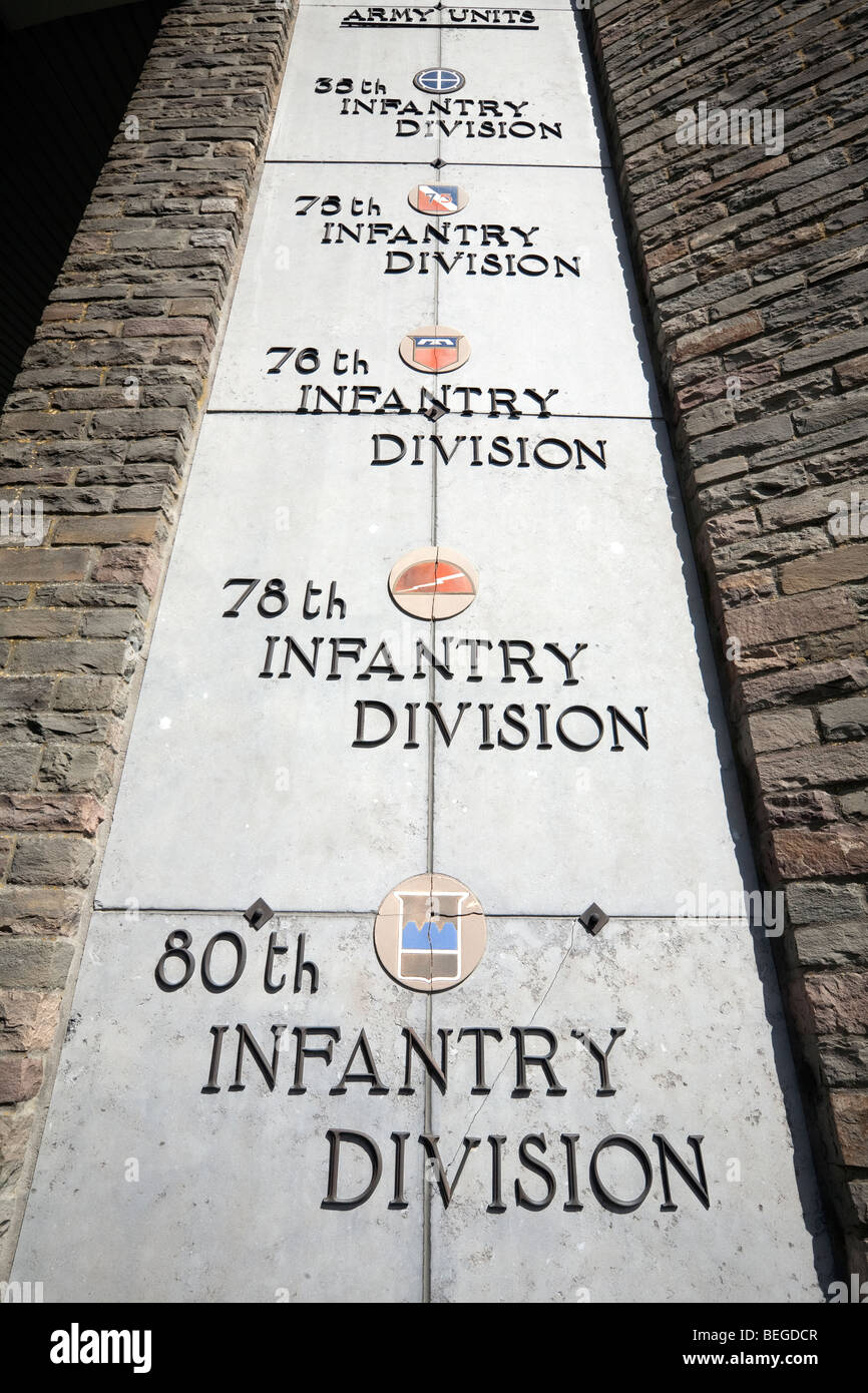 Le Mardasson Memorial Detail mit Namen der US-Armee Bataillone, die in der Ardennenoffensive kämpfte. Stockfoto