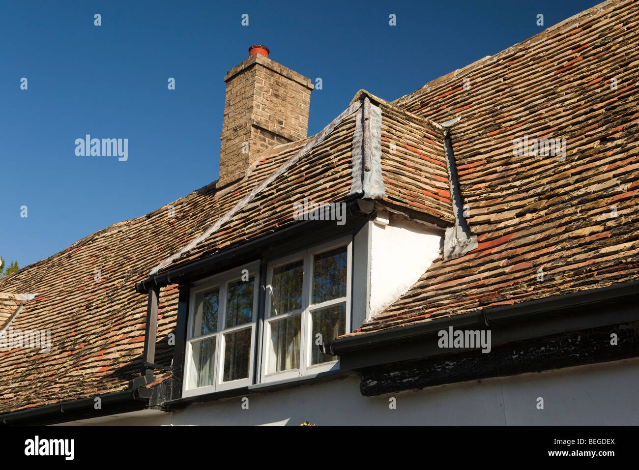 England, Cambridgeshire, Fenstanton, Dachfenster im Ferienhaus Dach hergestellt aus lokal hergestellten Fliesen Stockfoto