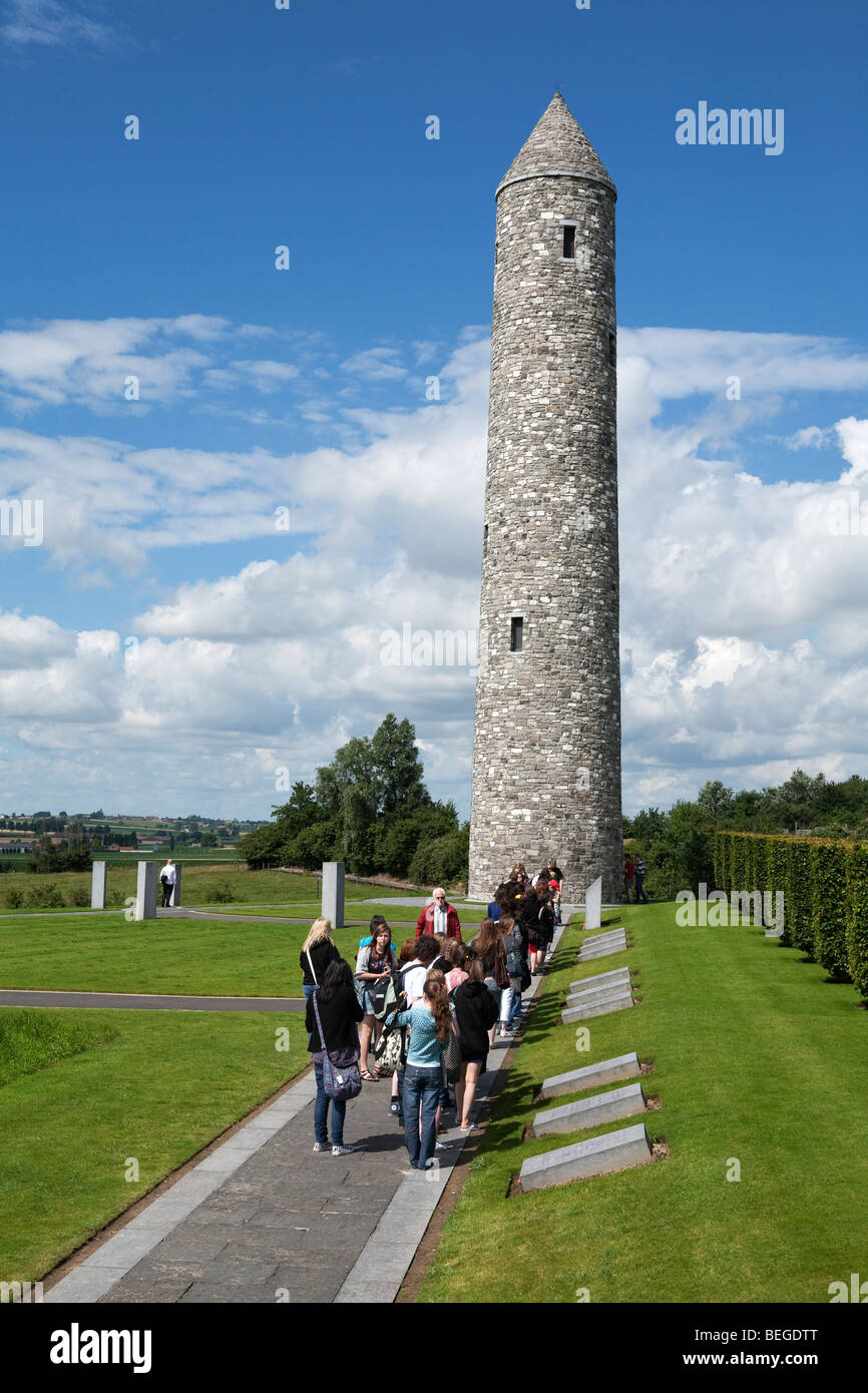 Der irischen Insel Friedenspark. Schulkinder auf besuchen Gedenkstätte mit Turm zum Gedenken an erster Weltkrieg. Stockfoto