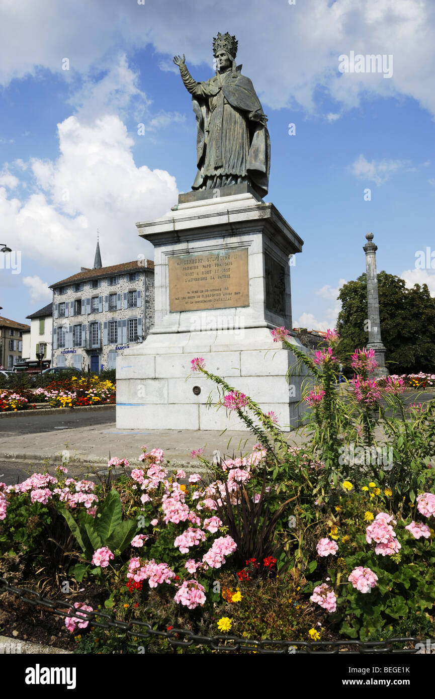 Statue von Papst Sylvester II. in der provinziellen Stadt Aurillac, Cantal, Frankreich Stockfoto