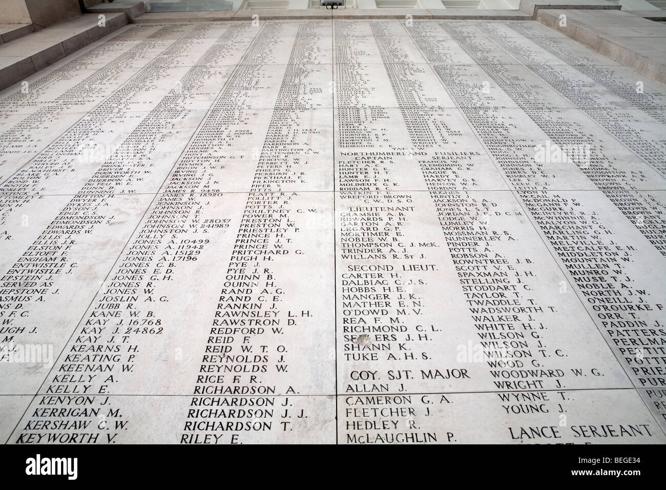 Liste der Namen von gefallenen britischen Soldaten in das Menentor Memorial, mit Namen 54.896 Briten, die im 1. Weltkrieg gestorben Stockfoto