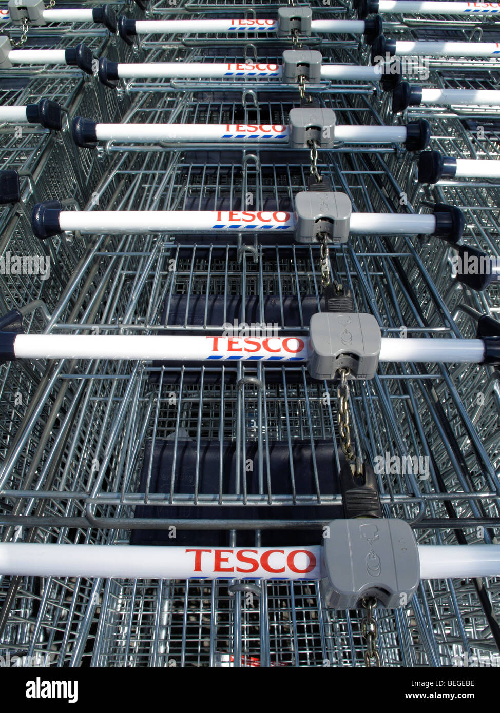 Einkaufen, Wagen oder Karren für einen Tesco-Supermarkt Stockfoto