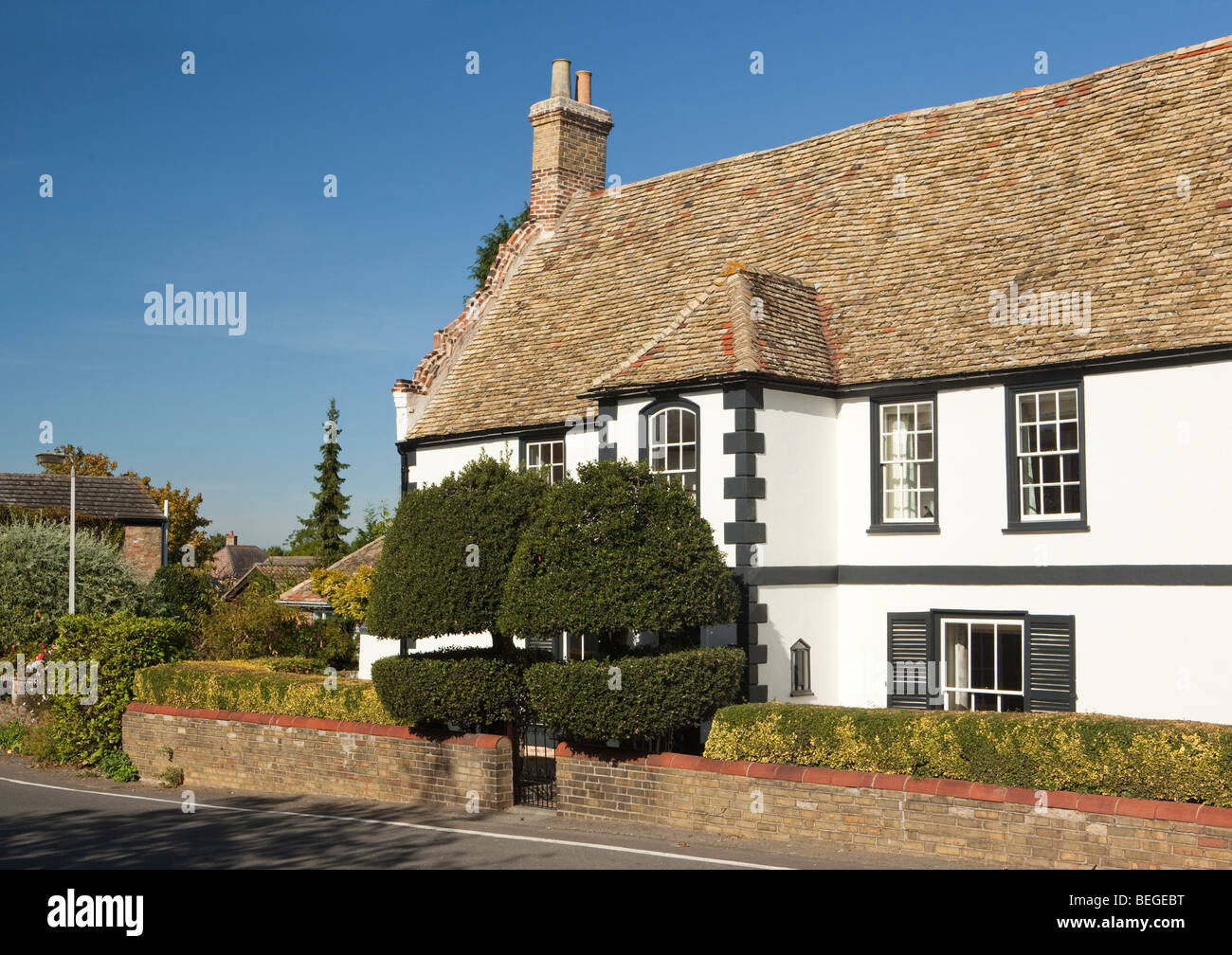 England, Cambridgeshire, Fenstanton, attraktives Einfamilienhaus mit lokalen Fliesen auf Dach Stockfoto