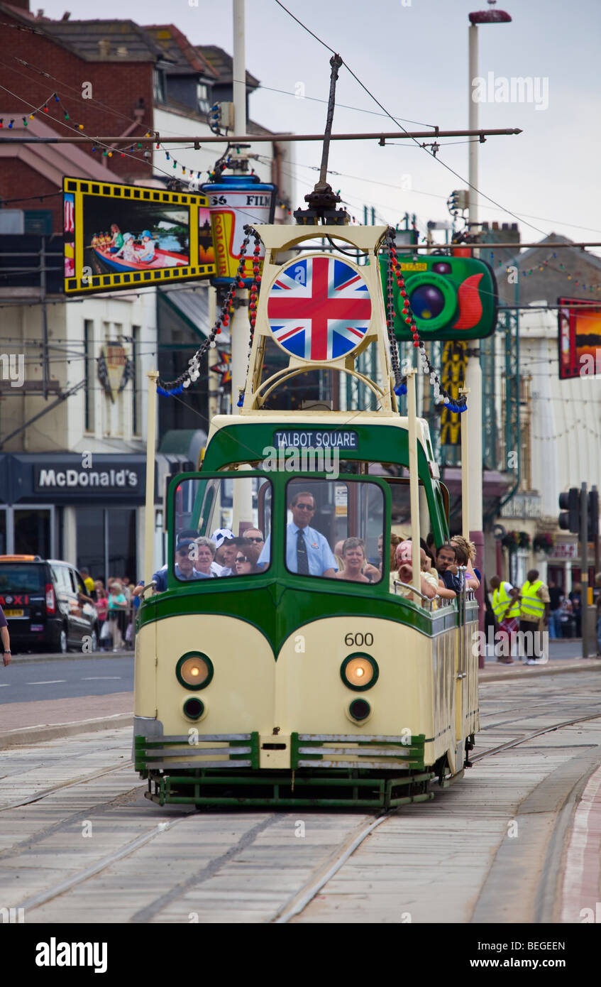 Straßenbahnwagen auf Promenade Blackpool Lancashire Stockfoto