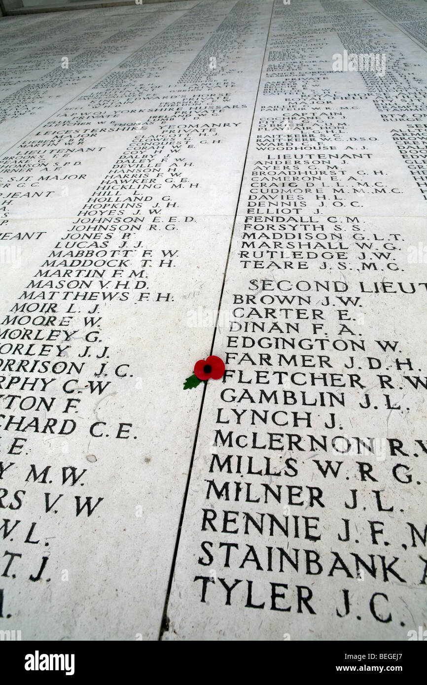 Liste der Namen von gefallenen britischen Soldaten in das Menentor Memorial, mit Namen 54.896 Briten, die im 1. Weltkrieg gestorben Stockfoto