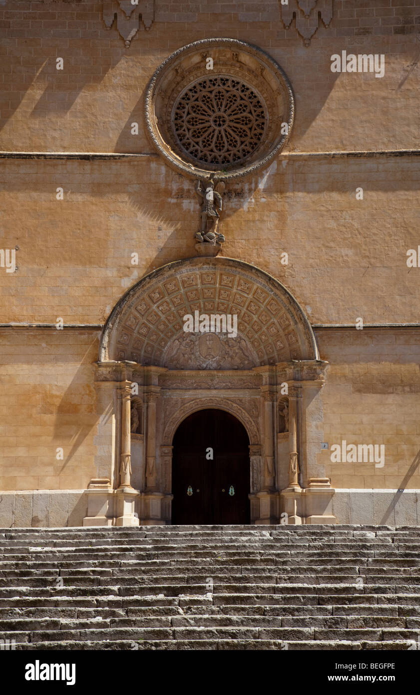 Schritte und die Tür in die Kirche Sant Miquel mit Statue des St. Michael Felanitx Mallorca Spanien Stockfoto