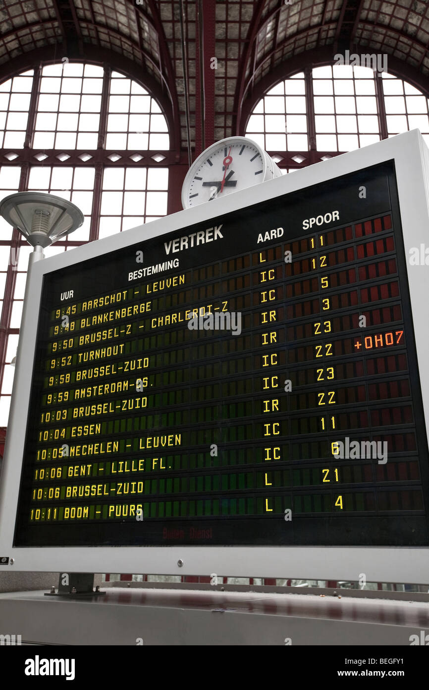Abfahrtstafel an der Centraal Station. Stockfoto