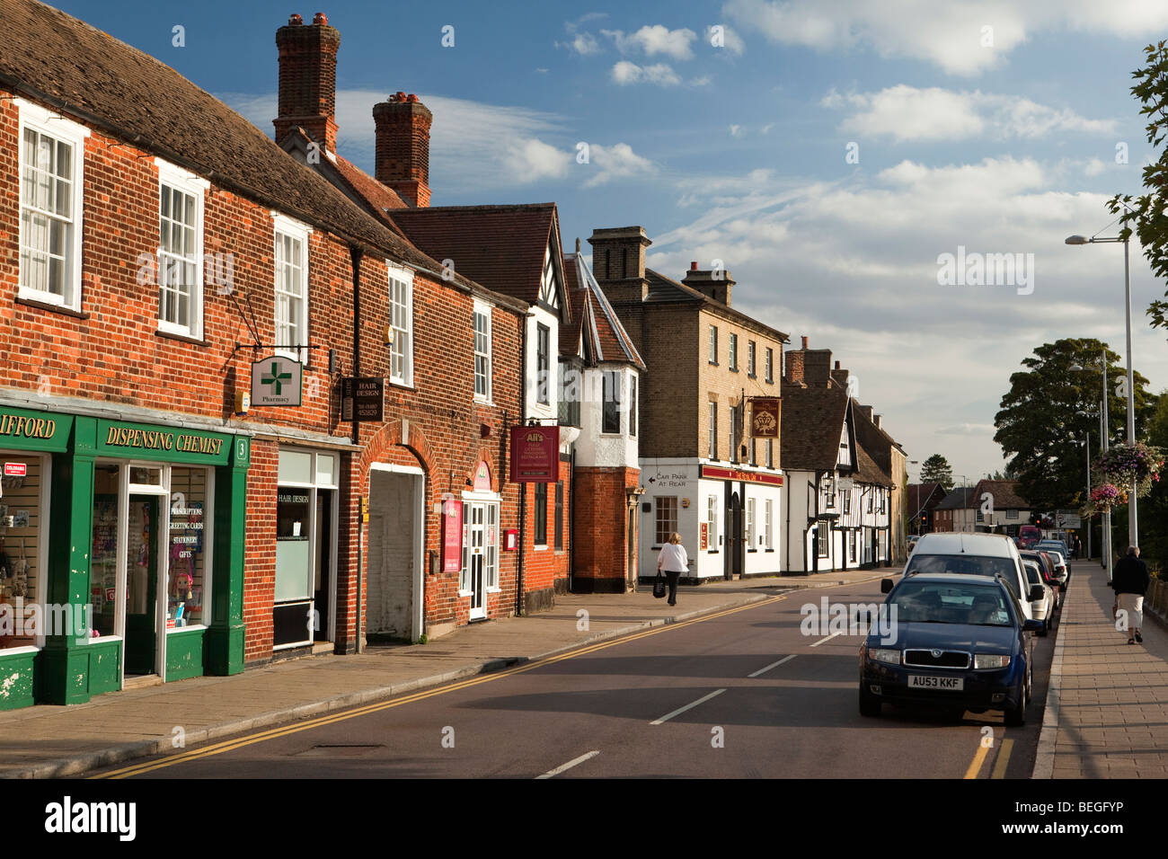 England, Cambridgeshire, Godmanchester, Damm, am Flussufer Geschäfte und lokale Firmen Stockfoto