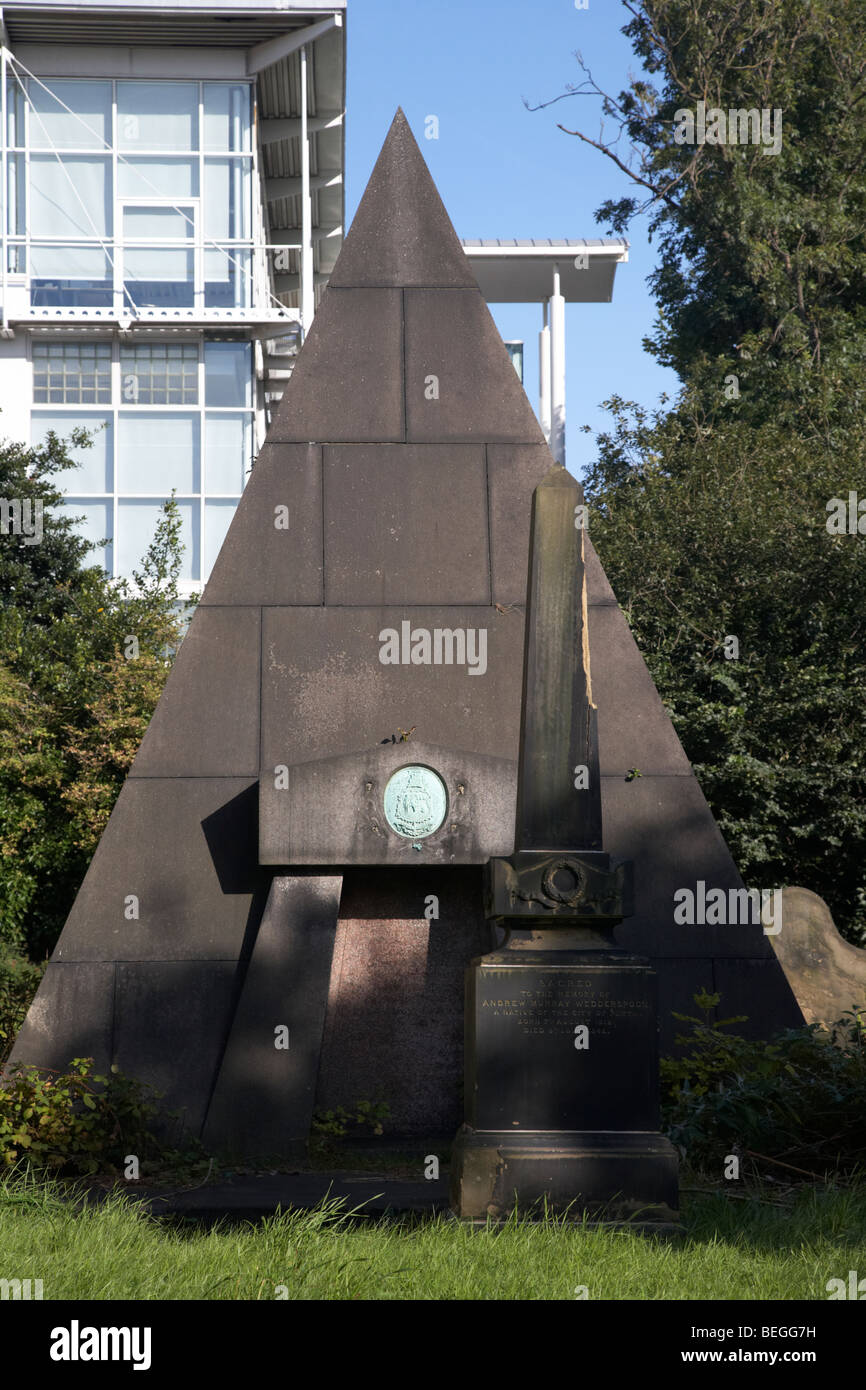 Pyramide-Grab des MacKenzie auf dem Gelände des St. Andrews Scotch Kirche Rodney Street-Liverpool Stockfoto