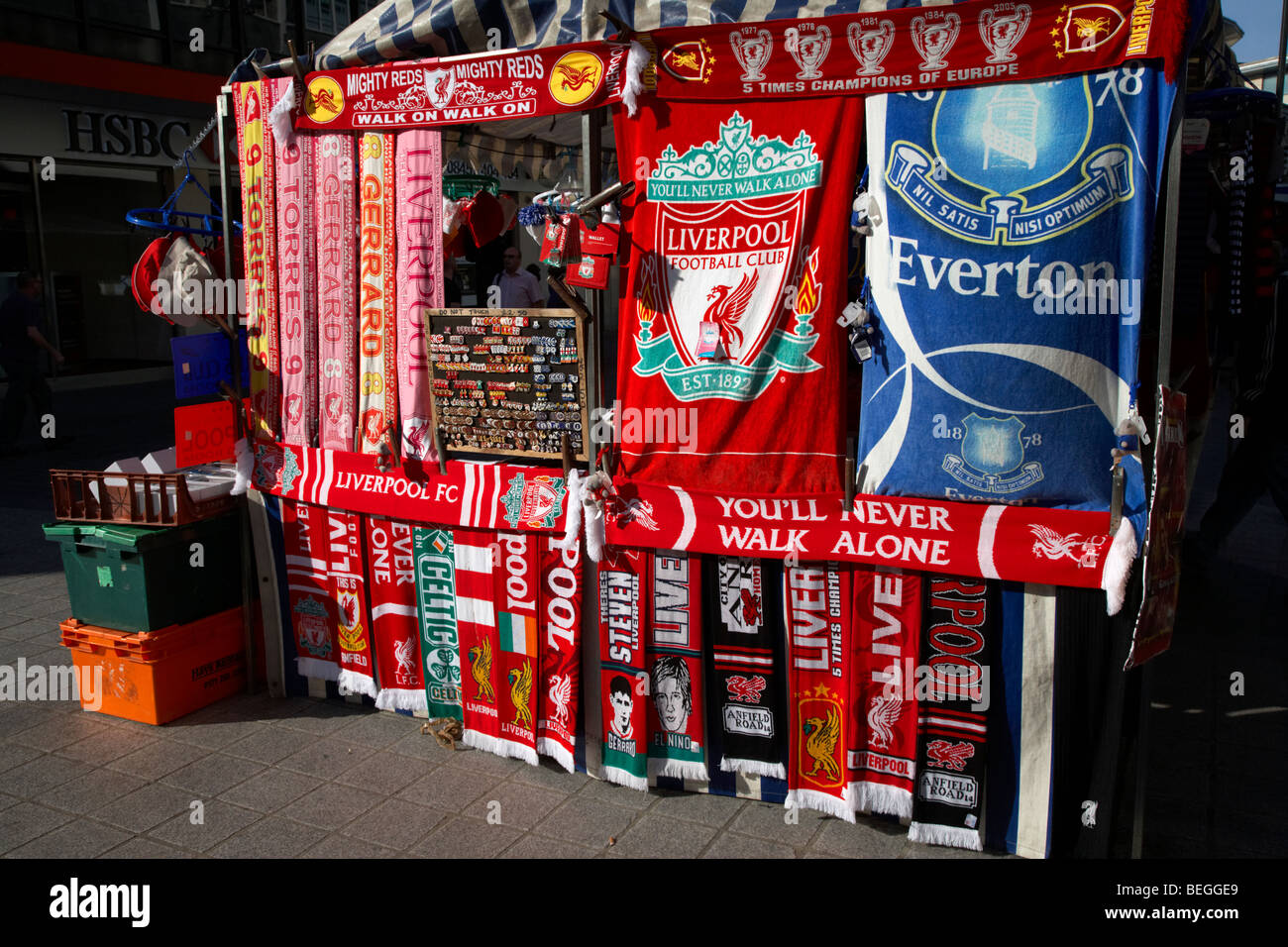 Liverpool und Everton Fußball Fanartikel Stall im Stadtzentrum von Liverpool Merseyside England uk Stockfoto