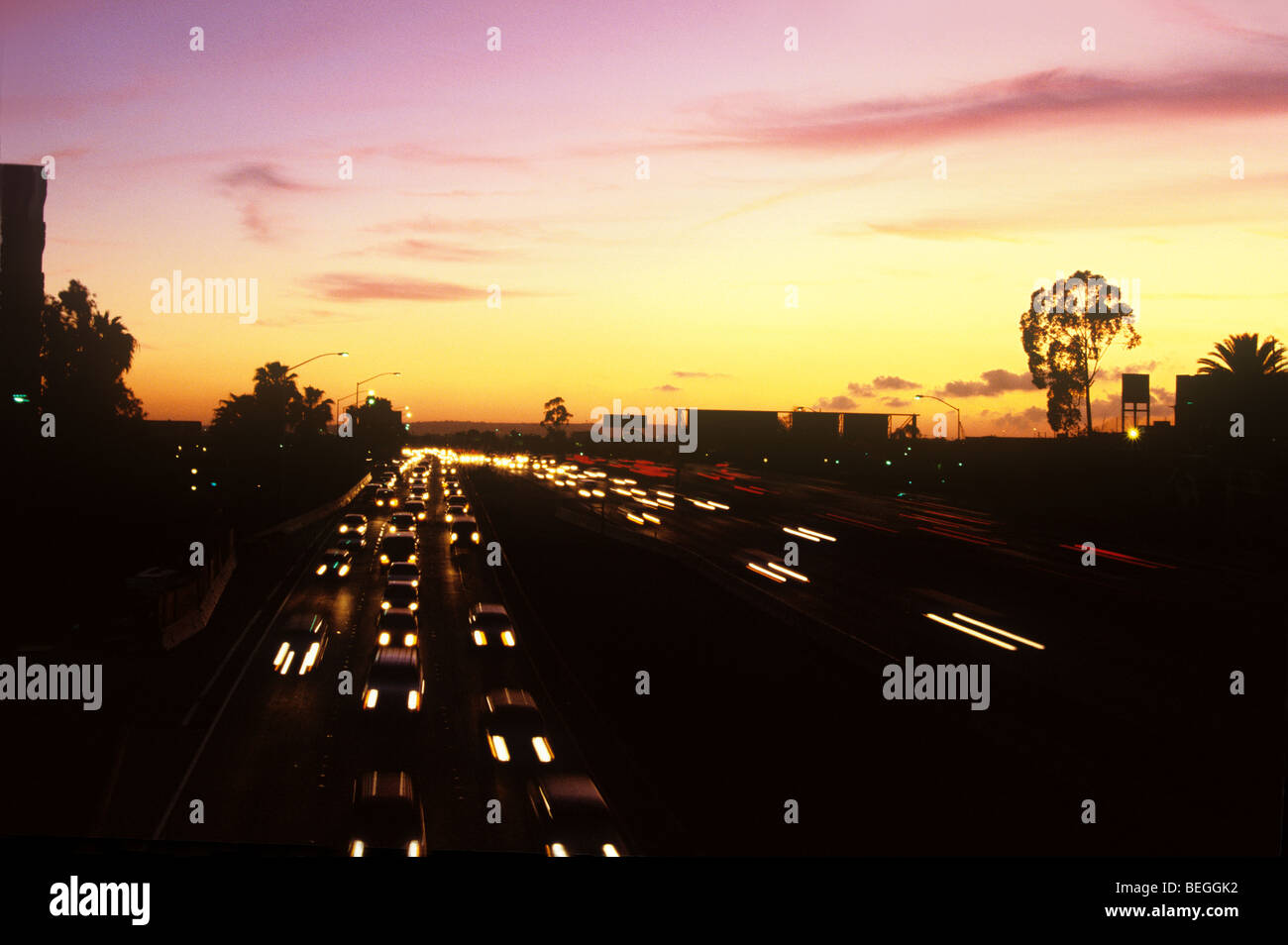 Autobahnverkehr in der Abenddämmerung Stockfoto