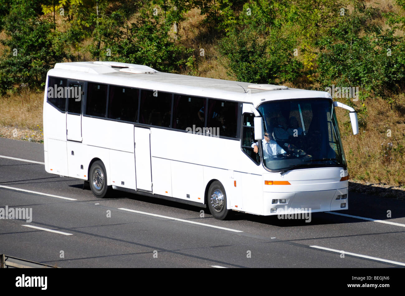 M25 Autobahn Busfahrer verlangsamen für Verkehr Warteschlange verdeckt Nummernschild Stockfoto