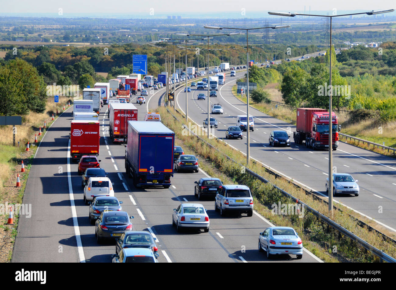 M25 Autobahnverkehr langsam und Queing nahe junction Stockfoto M25 Autobahnverkehr langsam und Queing nahe junction Stockfoto