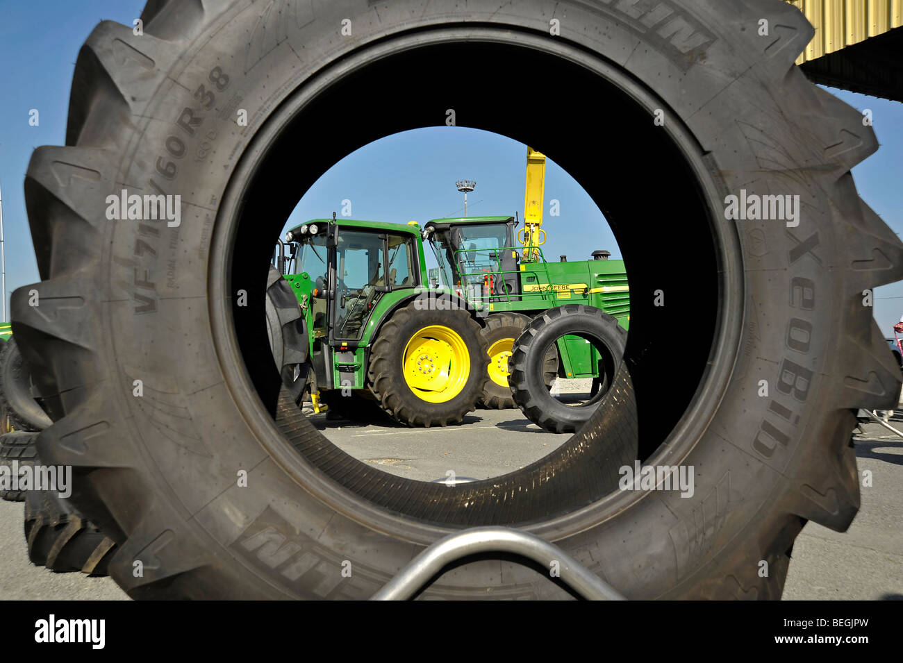 Großer Traktor-Reifen und Maschinen auf dem Display auf der  Landwirtschaftsausstellung in Parthenay, Deux-Sèvres, Frankreich  Stockfotografie - Alamy