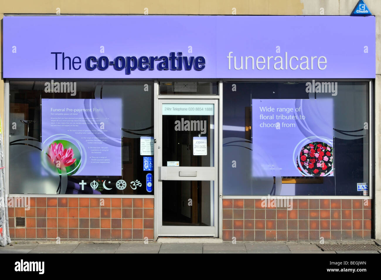 Gemeinschaftlicher Bestattungsservice und Bestattungsladen, Vorderfenster und Eingangstür zum Bestattungsgelände in Woolwich London, England Stockfoto