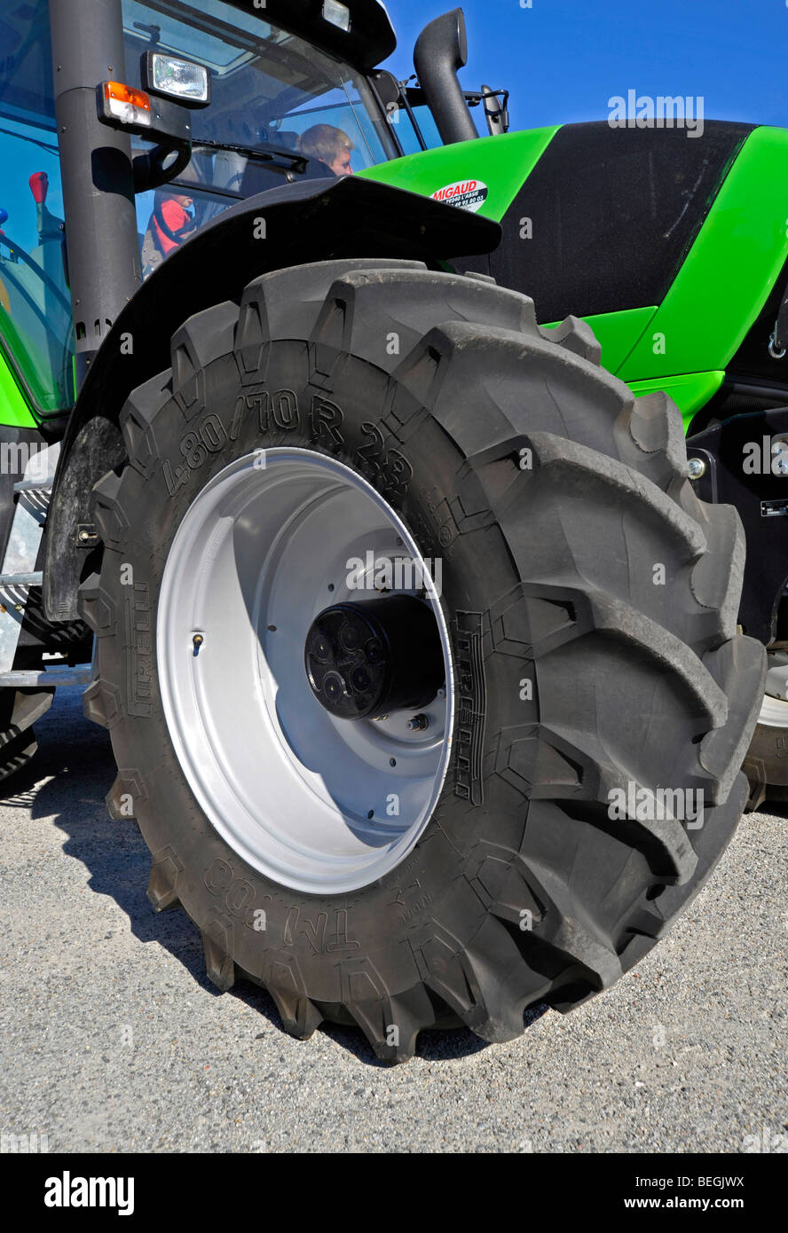 Großer Traktor auf dem Display auf der Landwirtschaftsausstellung in Parthenay Deux-Sèvres, Frankreich. Stockfoto