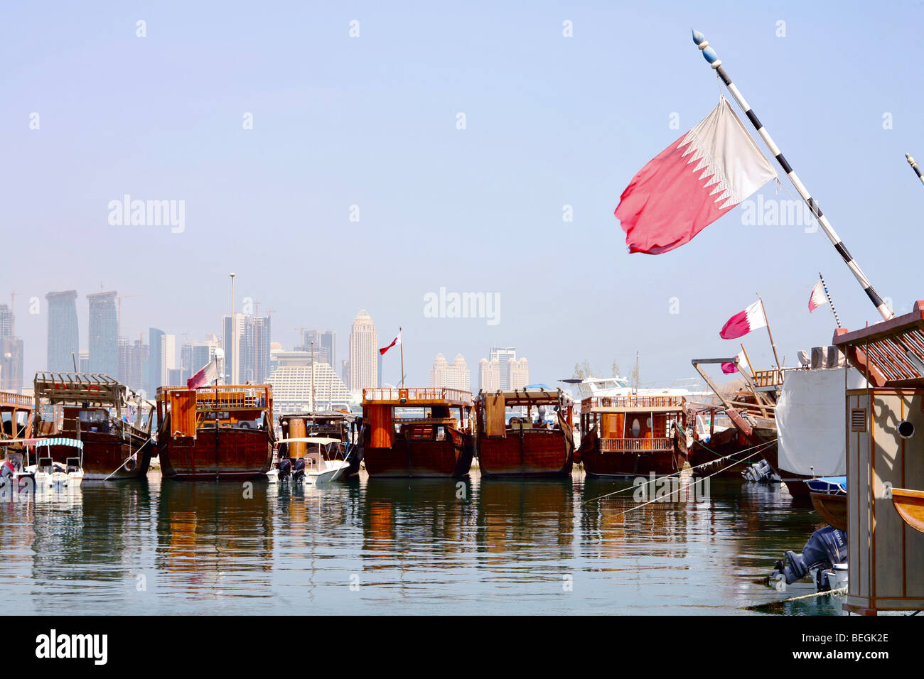 Ansicht von Doha Dhow Hafen, Katar, Arabien. Einige Markennamen auf Außenborder sichtbar. 2009-Skyline in der Ferne. Stockfoto
