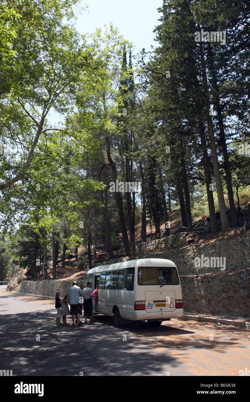 Touristenbus in der Kionia Picknickplatz im Wald Machairas (Macheras), Troodos Gebirge, Zypern, Europa. Stockfoto